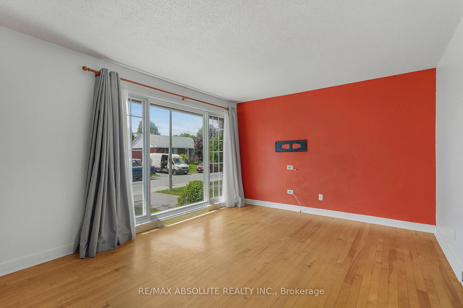 Photo 3 of 731 Borthwick Avenue, Ottawa, Castle Heights/Rideau High — HOMEH