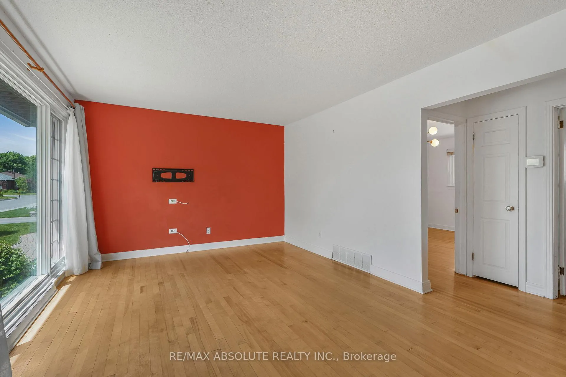 Photo 4 of 731 Borthwick Avenue, Ottawa, Castle Heights/Rideau High — HOMEH
