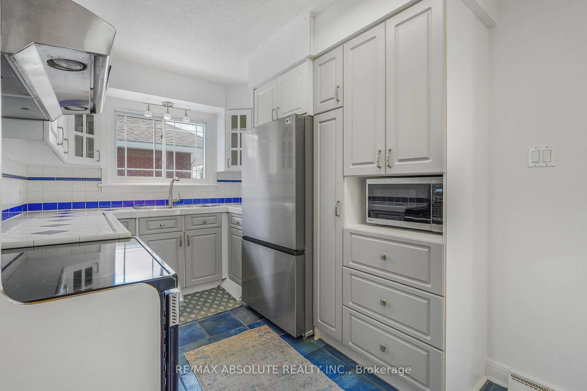 Photo 9 of 731 Borthwick Avenue, Ottawa, Castle Heights/Rideau High — HOMEH