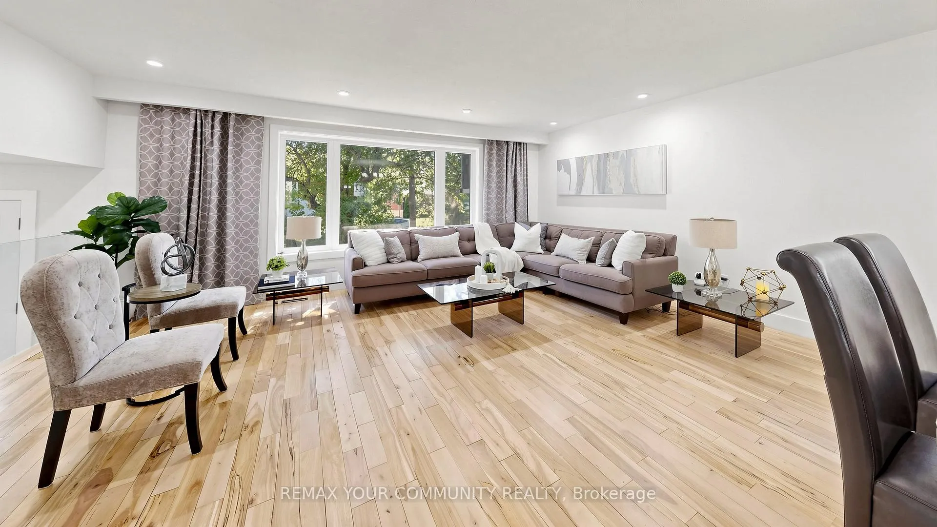 Photo 3 of 5 Coral Harbour Crescent, Markham, Bayview Fairway-Bayview Country Club Estates — HOMEH