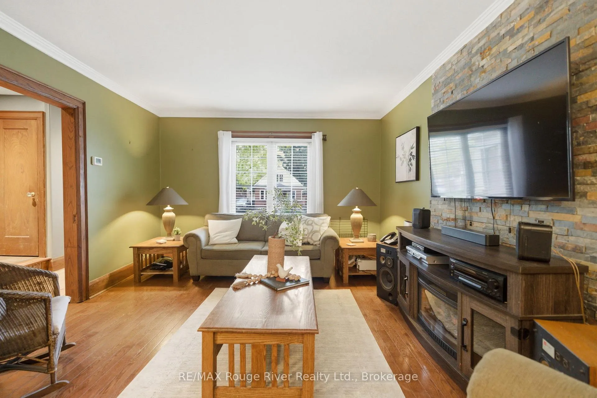 Photo 4 of 114 Mclaughlin Boulevard, Oshawa, McLaughlin — HOMEH