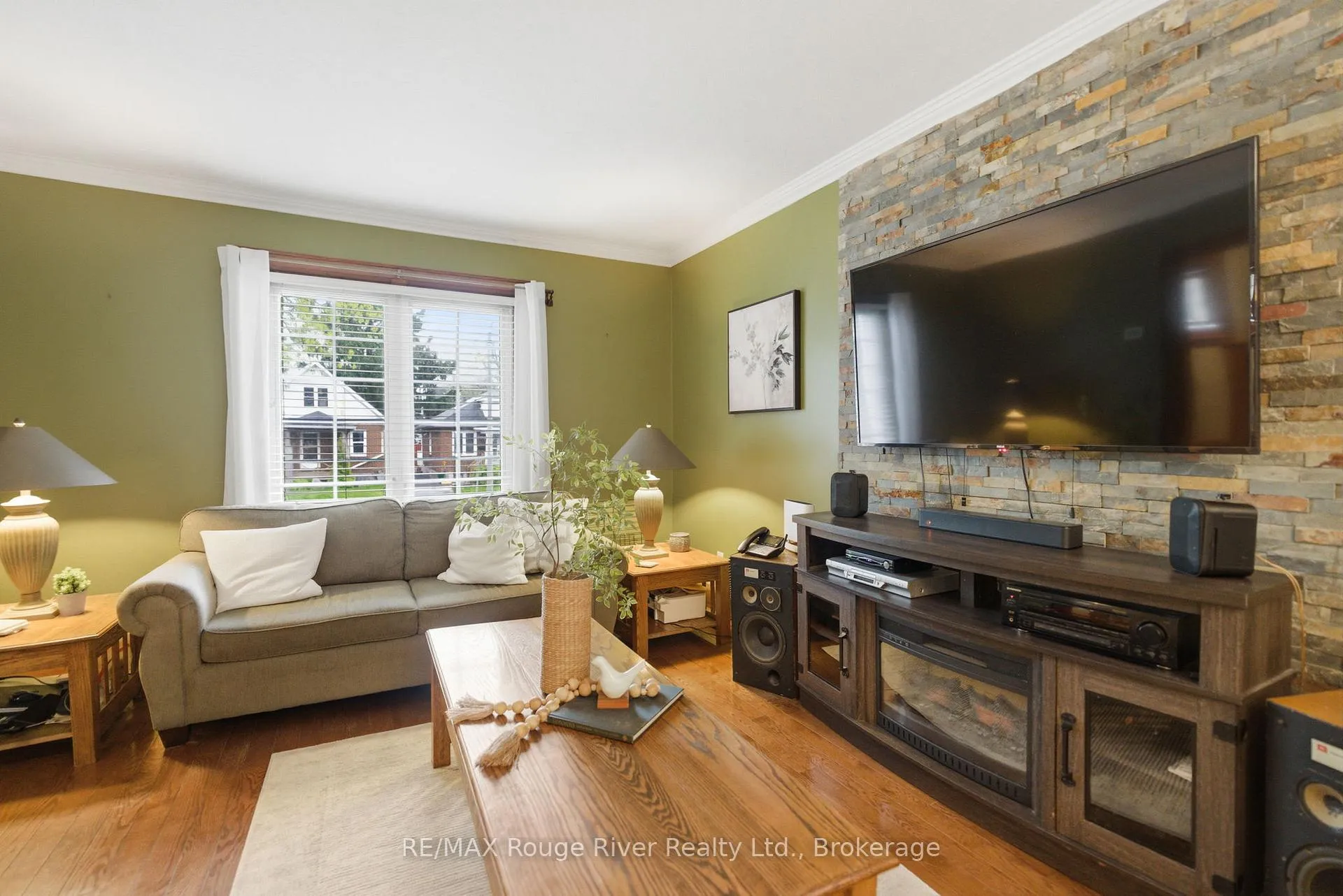 Photo 5 of 114 Mclaughlin Boulevard, Oshawa, McLaughlin — HOMEH