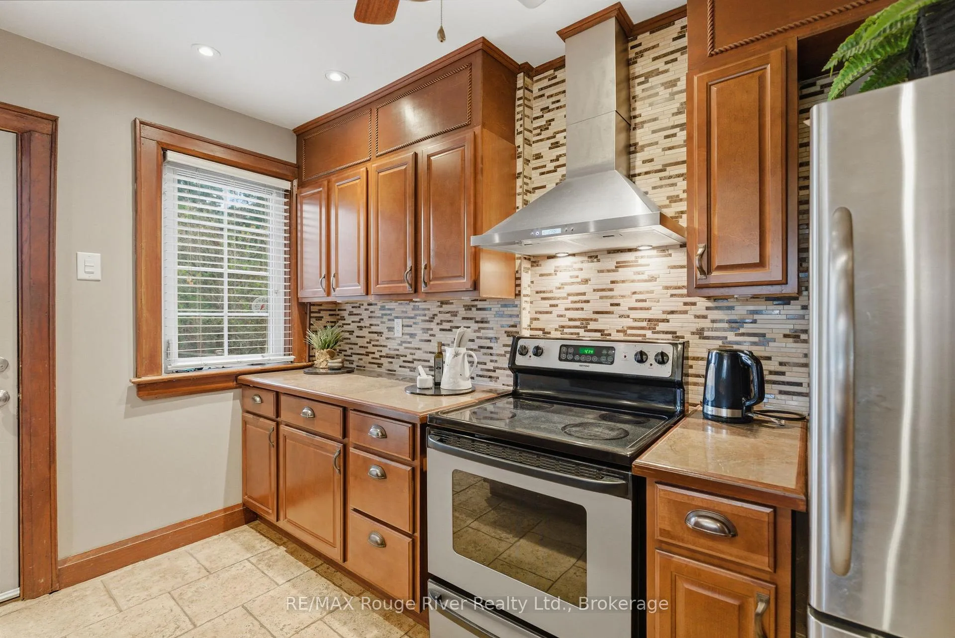 Photo 15 of 114 Mclaughlin Boulevard, Oshawa, McLaughlin — HOMEH