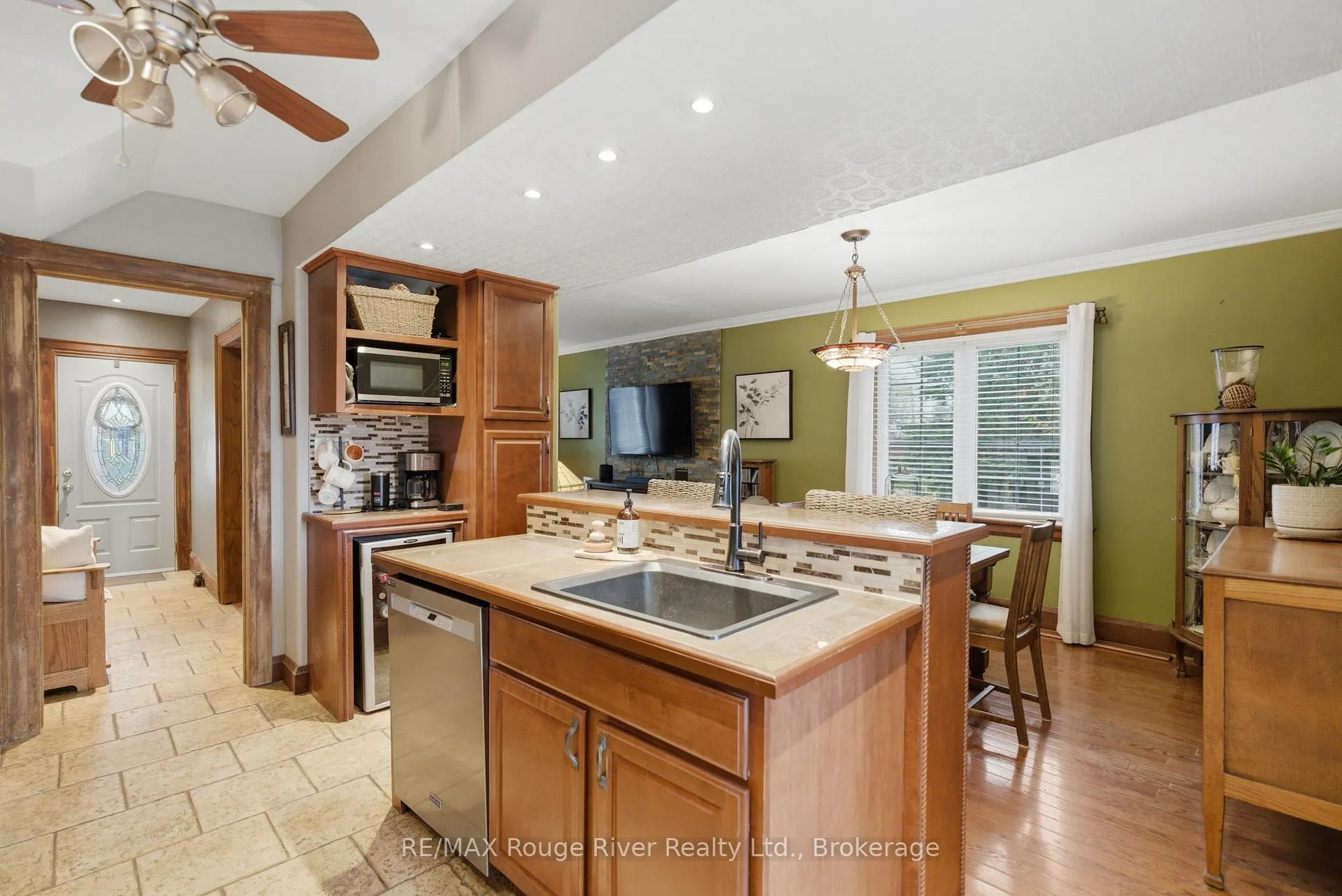 Photo 16 of 114 Mclaughlin Boulevard, Oshawa, McLaughlin — HOMEH