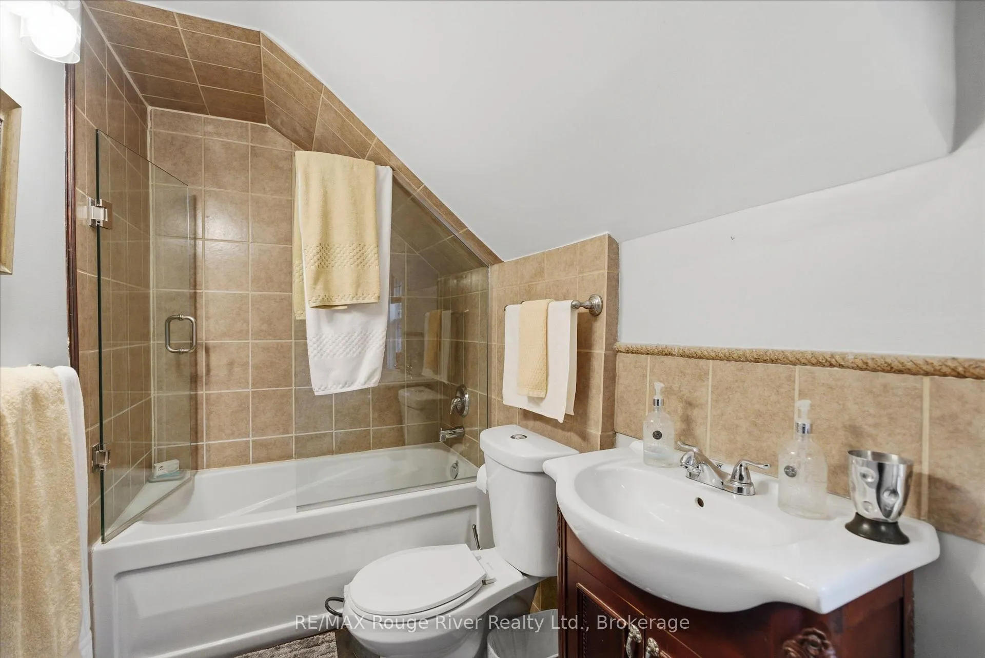 Photo 25 of 114 Mclaughlin Boulevard, Oshawa, McLaughlin — HOMEH