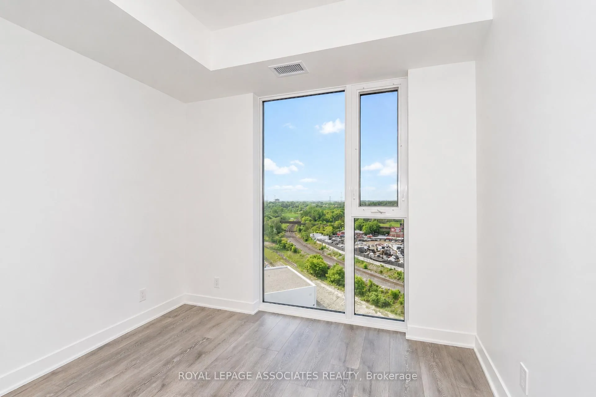 Photo 21 of Unit 920, 6 Flavelle Trail, Vaughan, Steeles West Industrial — HOMEH