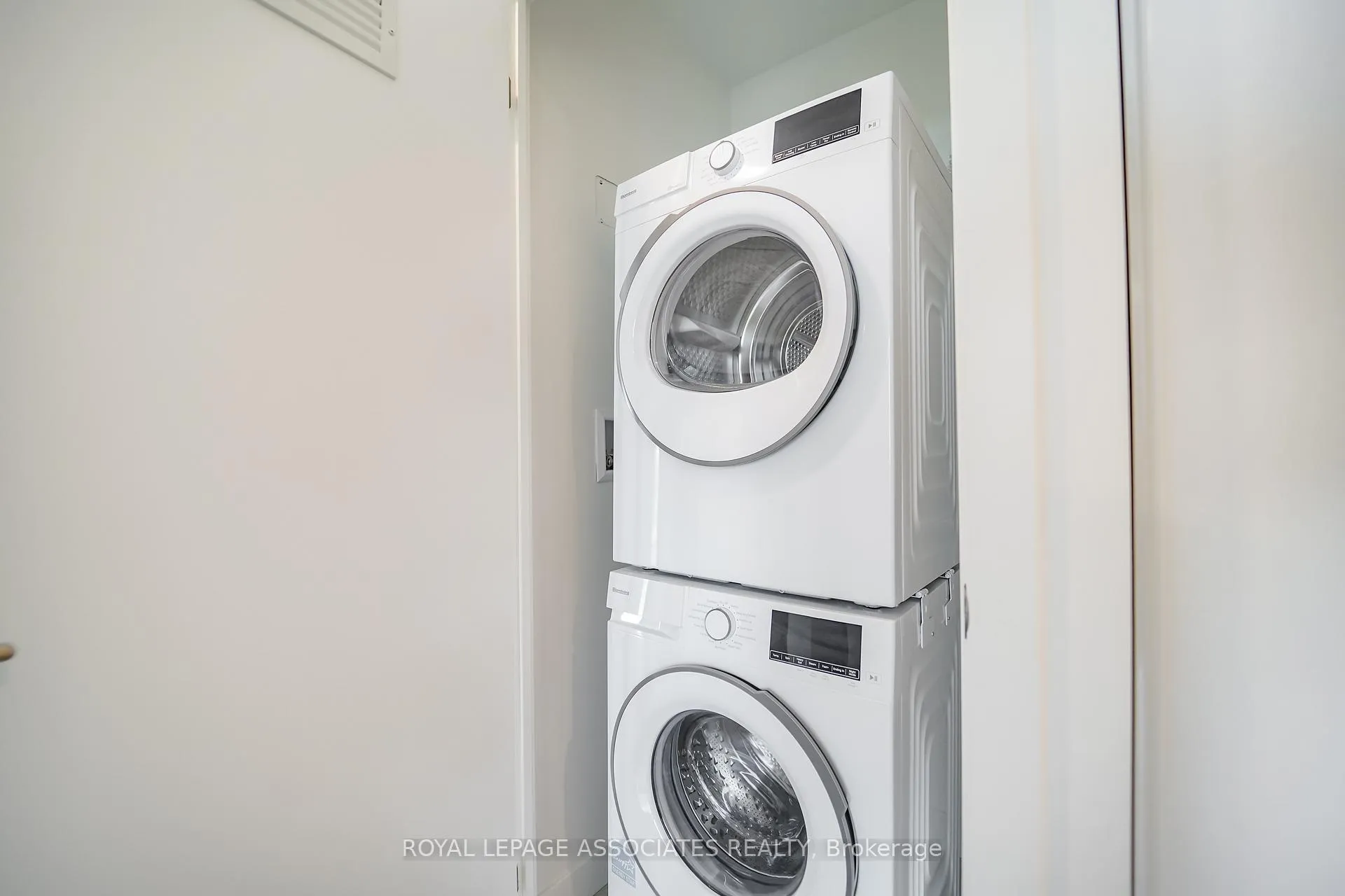 Photo 23 of Unit 920, 6 Flavelle Trail, Vaughan, Steeles West Industrial — HOMEH