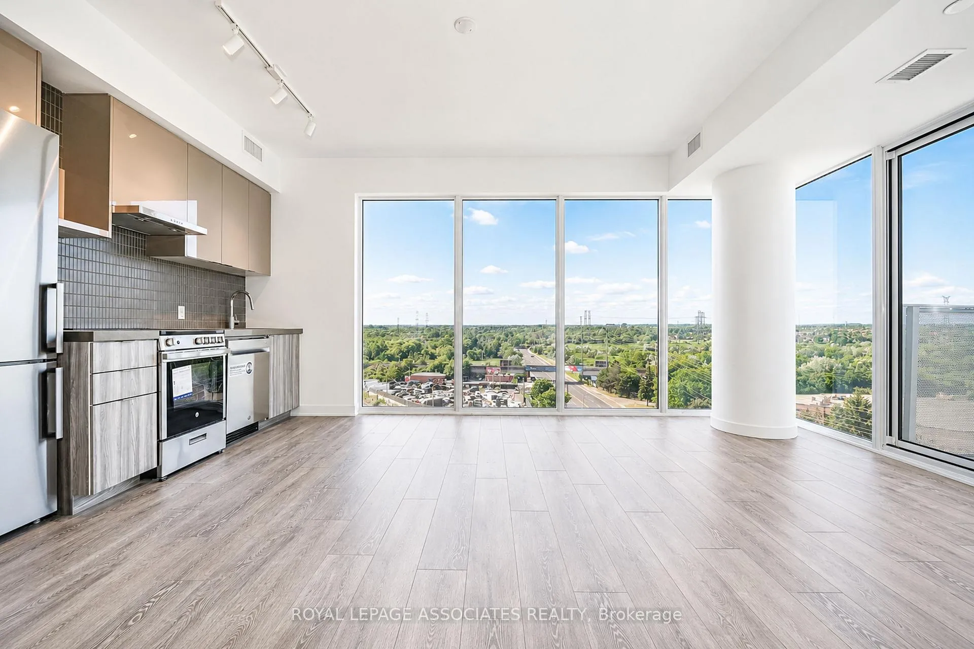 Photo 26 of Unit 920, 6 Flavelle Trail, Vaughan, Steeles West Industrial — HOMEH