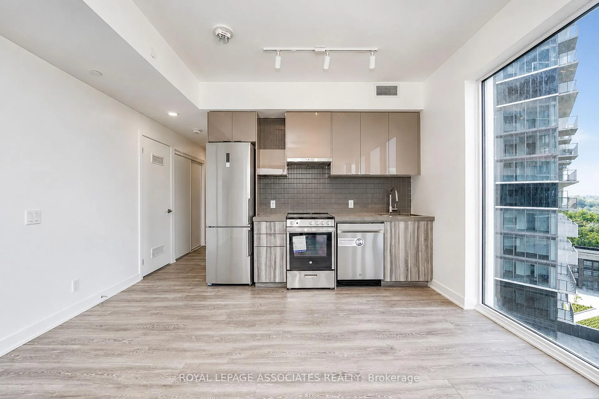 Photo 28 of Unit 920, 6 Flavelle Trail, Vaughan, Steeles West Industrial — HOMEH