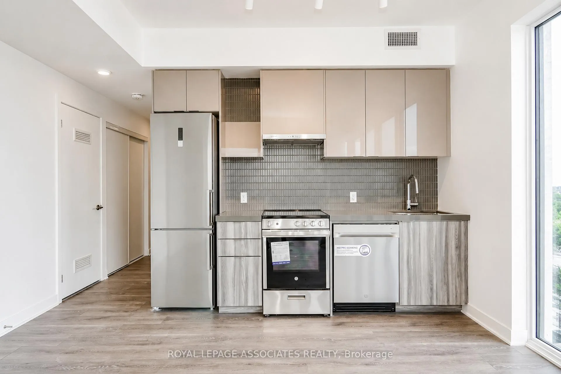 Photo 29 of Unit 920, 6 Flavelle Trail, Vaughan, Steeles West Industrial — HOMEH