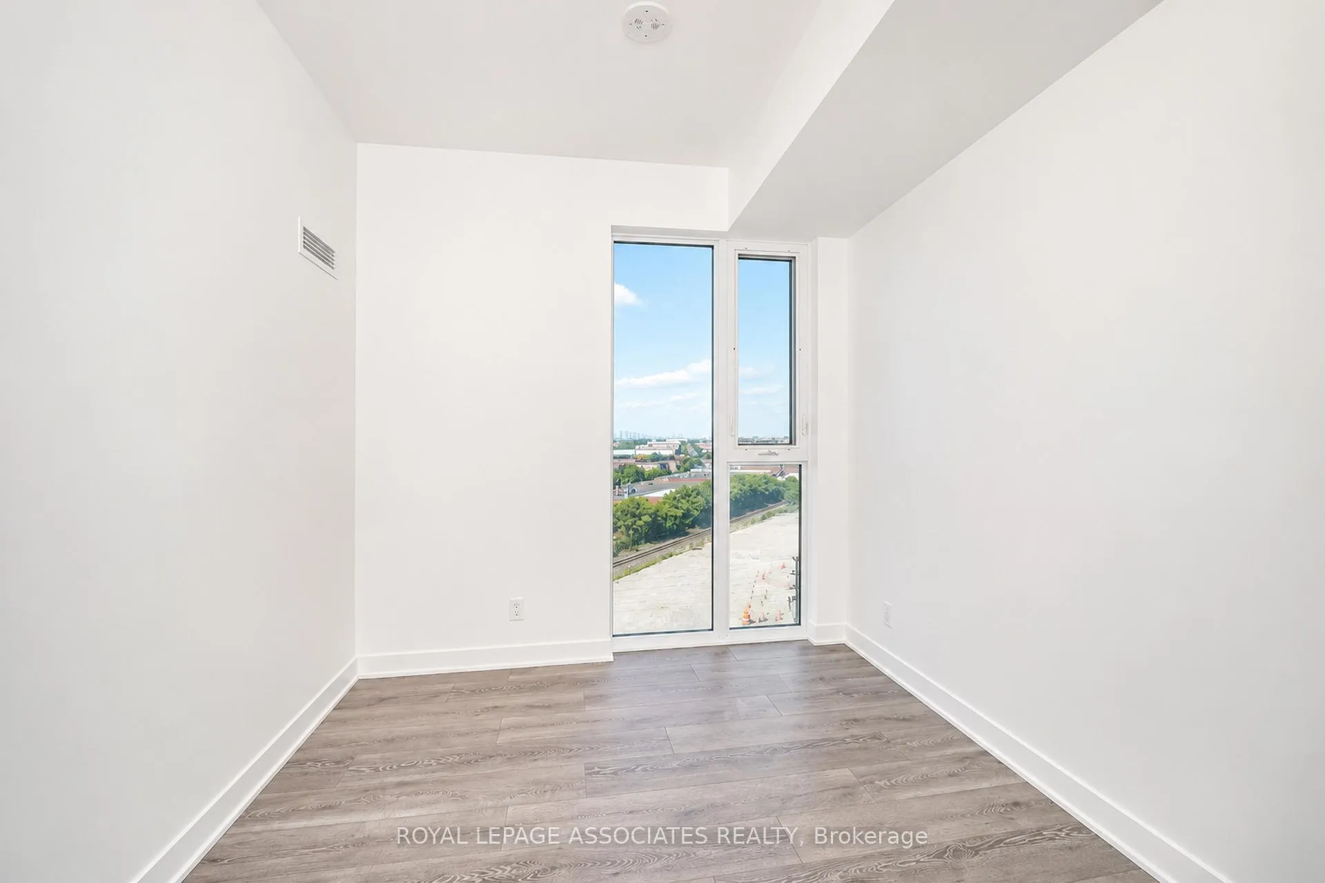 Photo 30 of Unit 920, 6 Flavelle Trail, Vaughan, Steeles West Industrial — HOMEH