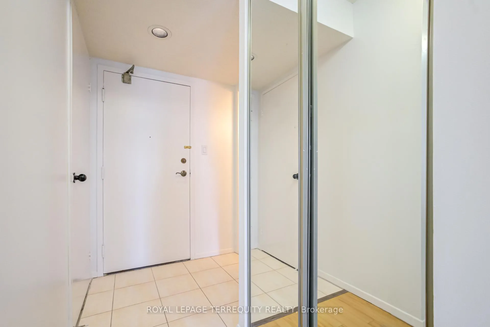 Photo 6 of Unit 2302, 633 Bay Street, Toronto, Bay Street Corridor — HOMEH