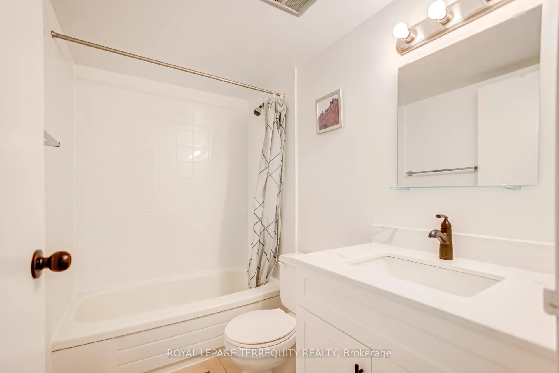 Photo 7 of Unit 2302, 633 Bay Street, Toronto, Bay Street Corridor — HOMEH