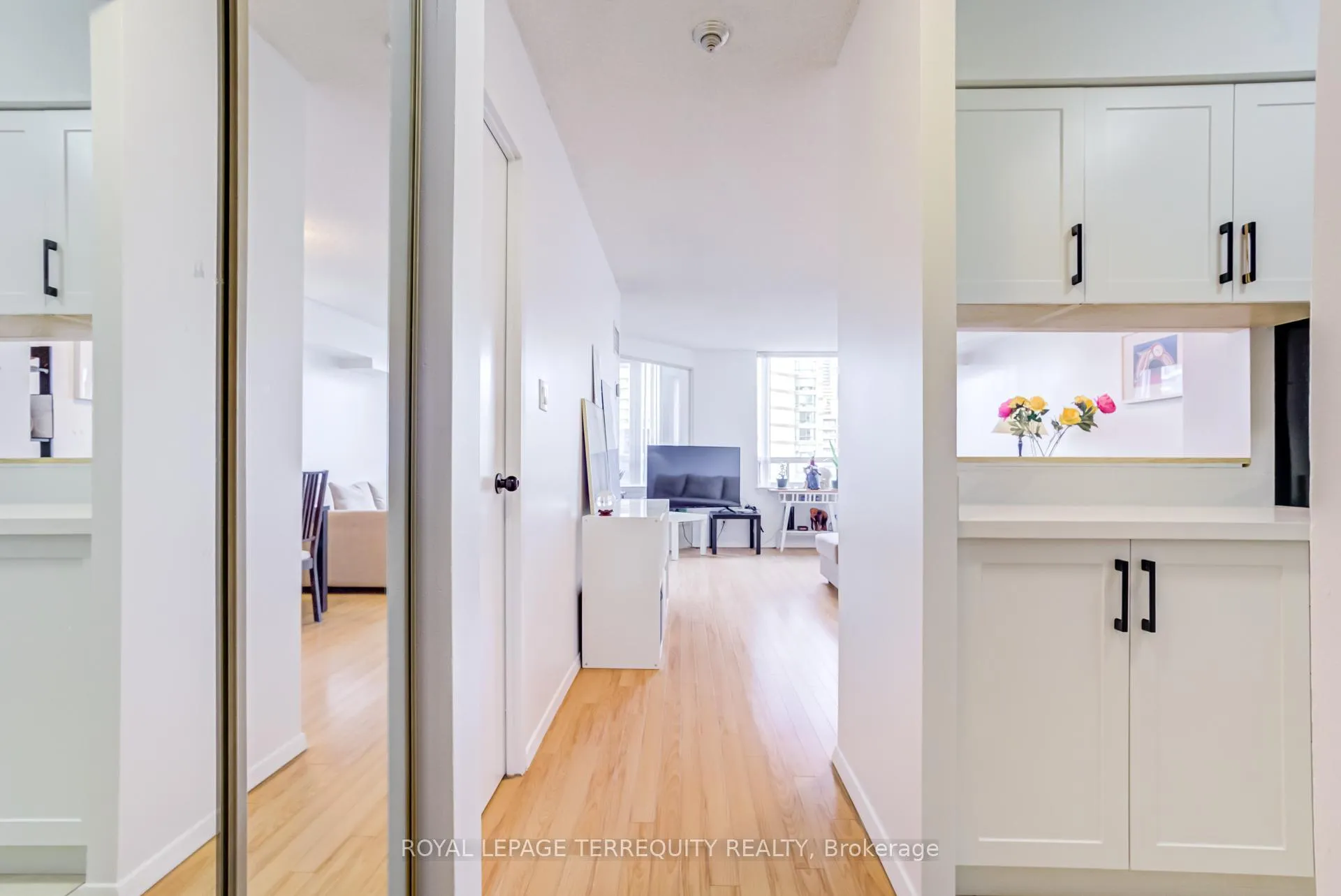 Photo 10 of Unit 2302, 633 Bay Street, Toronto, Bay Street Corridor — HOMEH