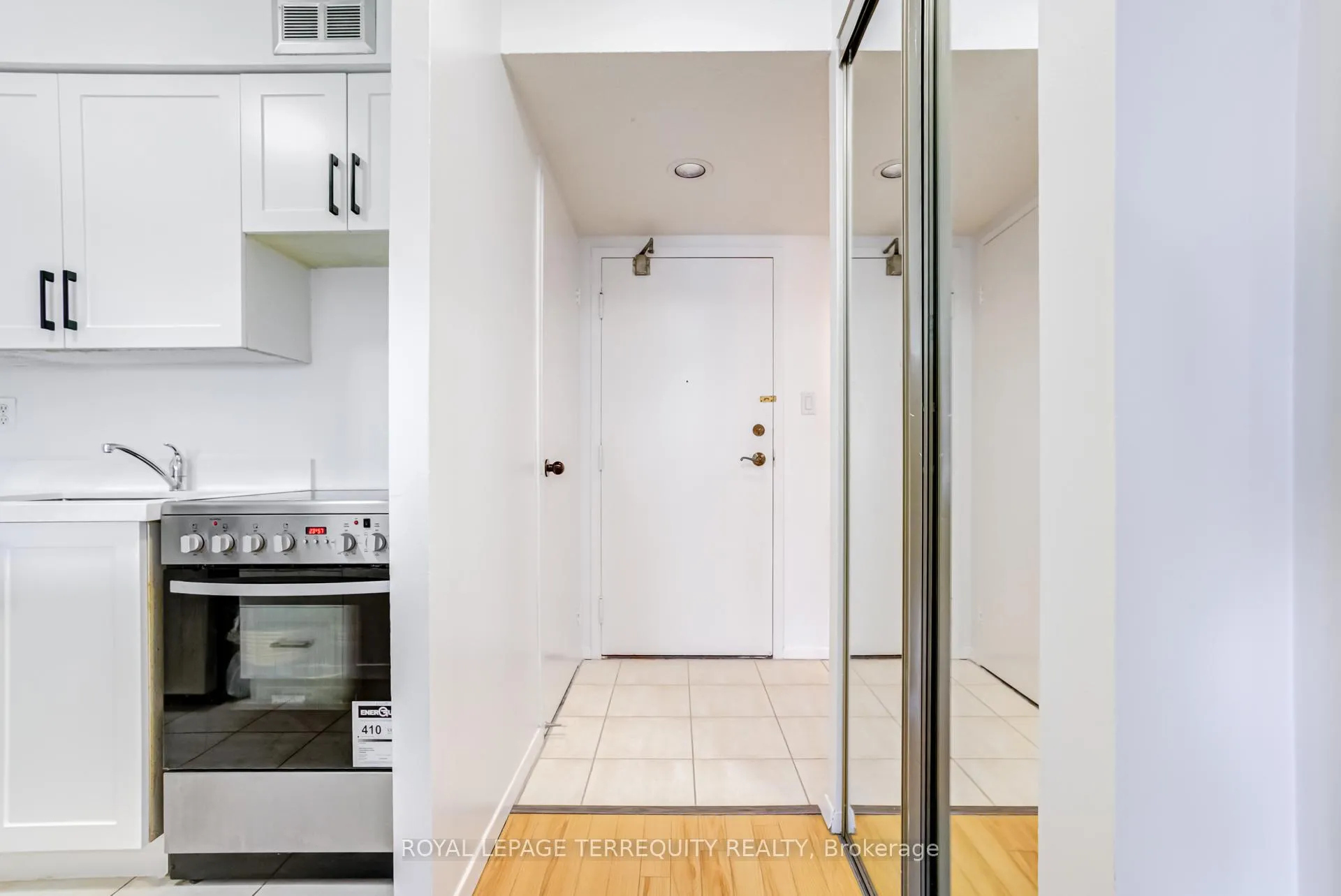Photo 11 of Unit 2302, 633 Bay Street, Toronto, Bay Street Corridor — HOMEH