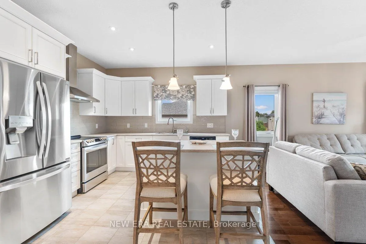 Photo 5 of 17 Dorchester Drive, Prince Edward County, Wellington Ward — HOMEH