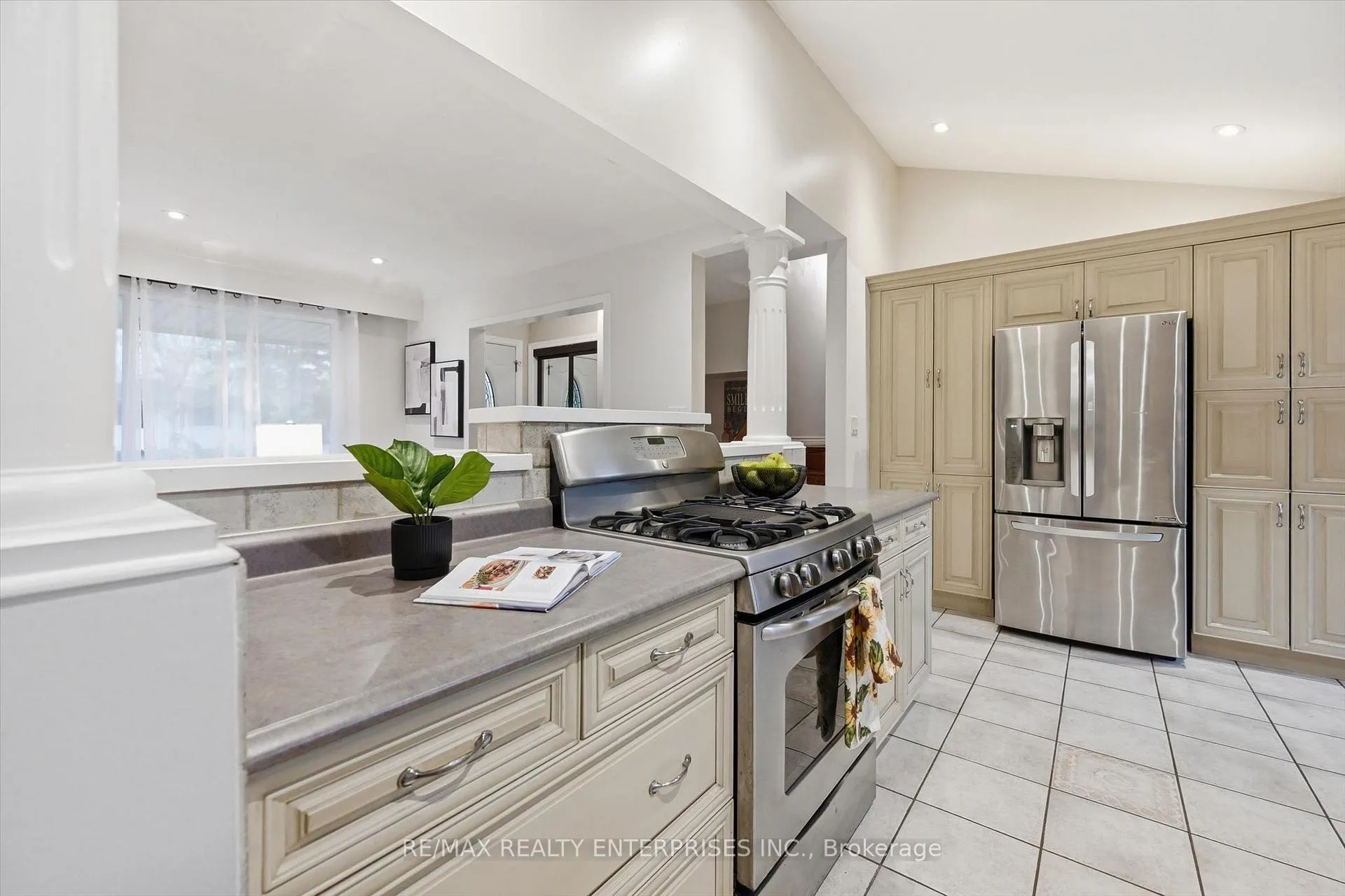 Photo 4 of 5187 Carousel Court, Burlington, Appleby — HOMEH