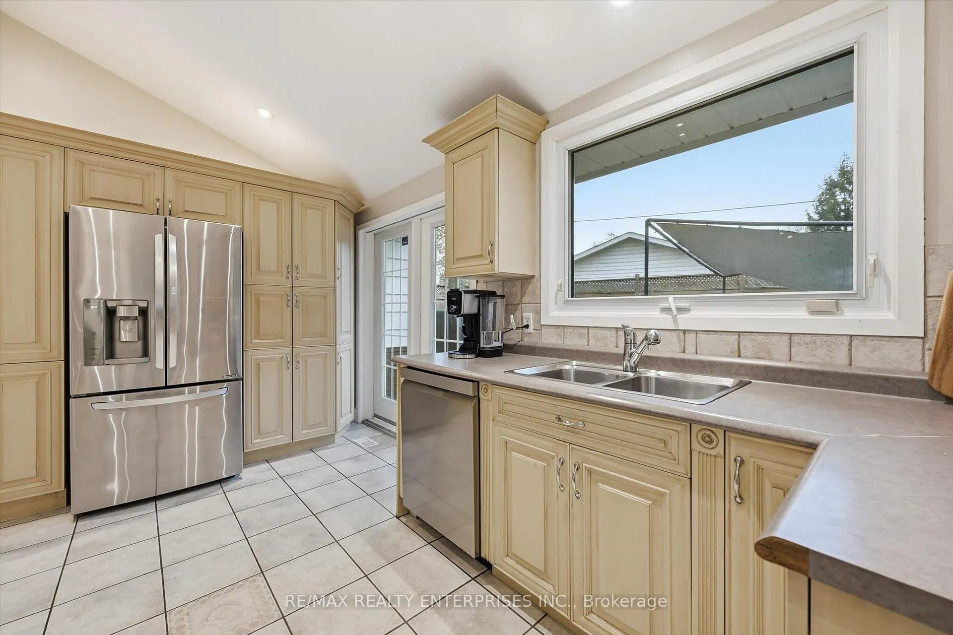 Photo 5 of 5187 Carousel Court, Burlington, Appleby — HOMEH