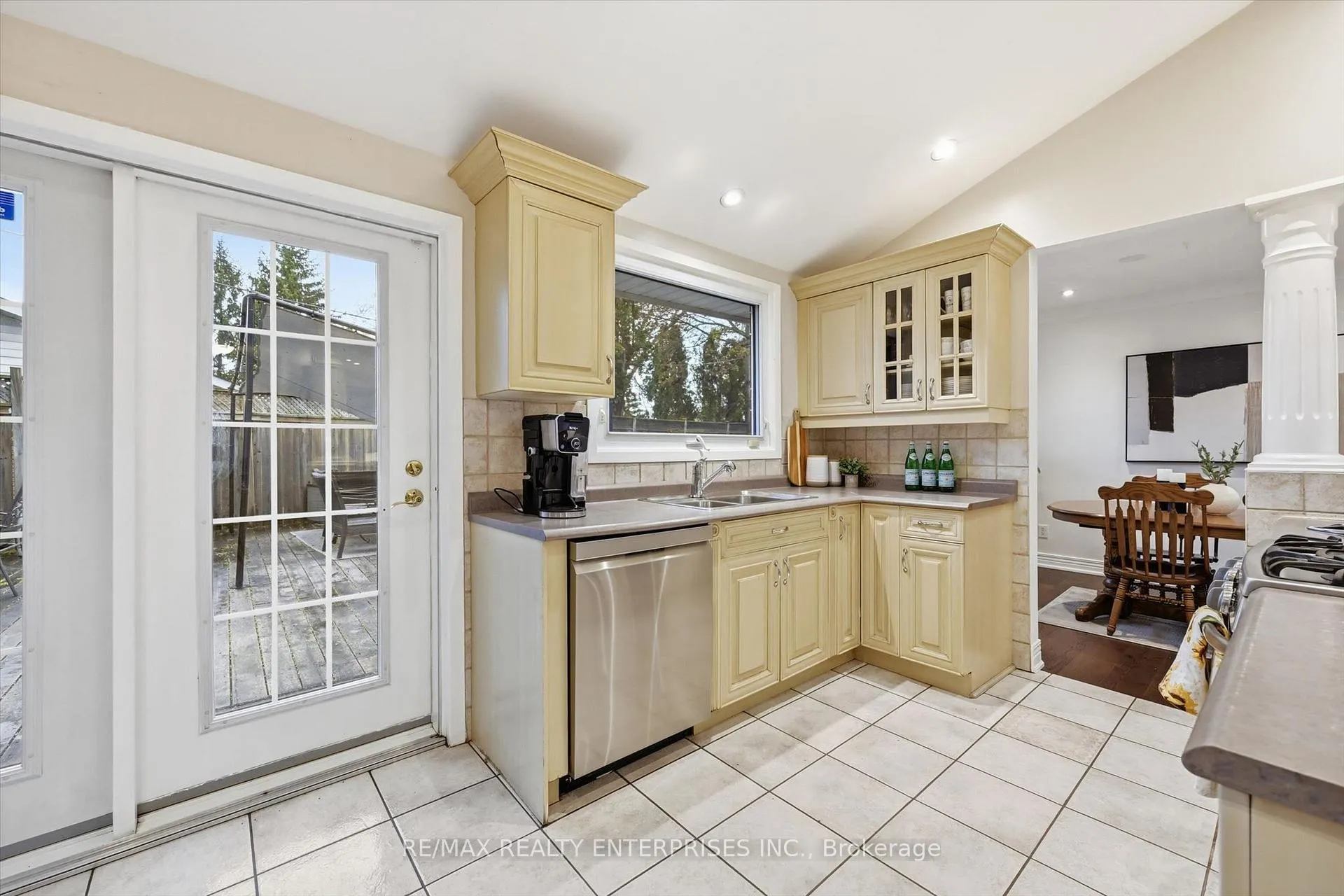 Photo 6 of 5187 Carousel Court, Burlington, Appleby — HOMEH