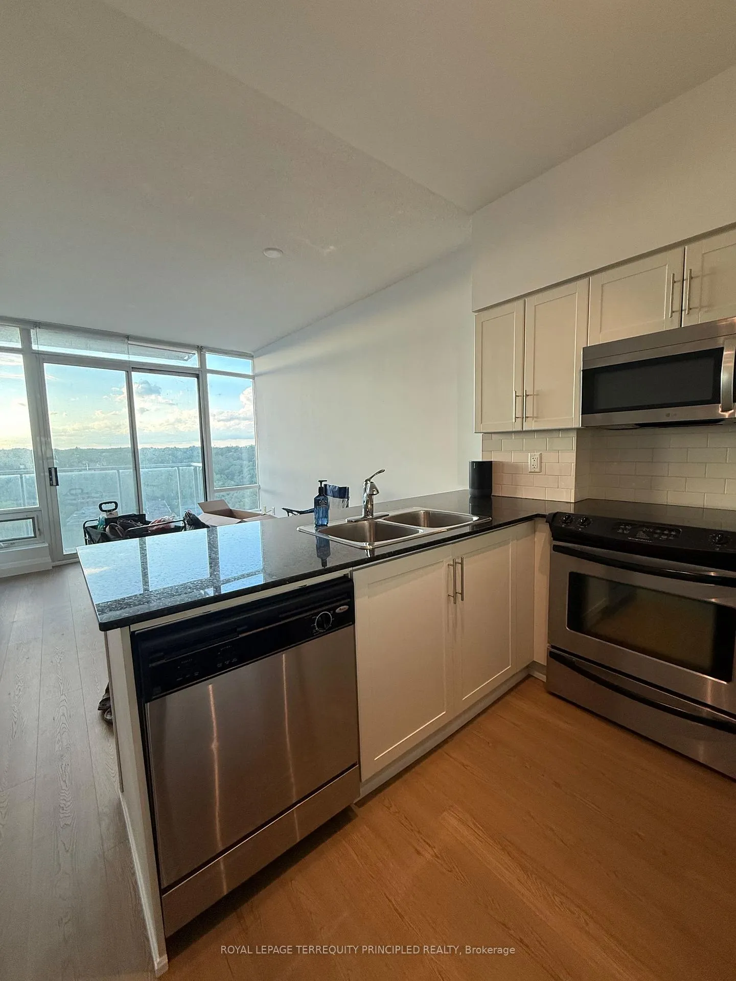 Photo 2 of Unit 1403, 15 Windermere Avenue, Toronto, High Park-Swansea — HOMEH