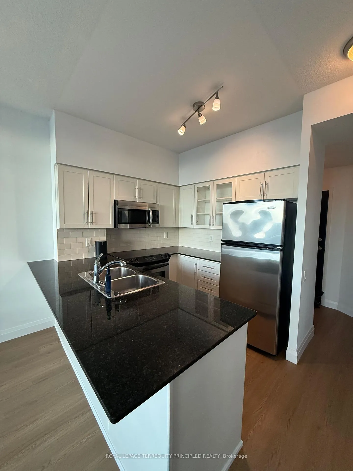Photo 3 of Unit 1403, 15 Windermere Avenue, Toronto, High Park-Swansea — HOMEH