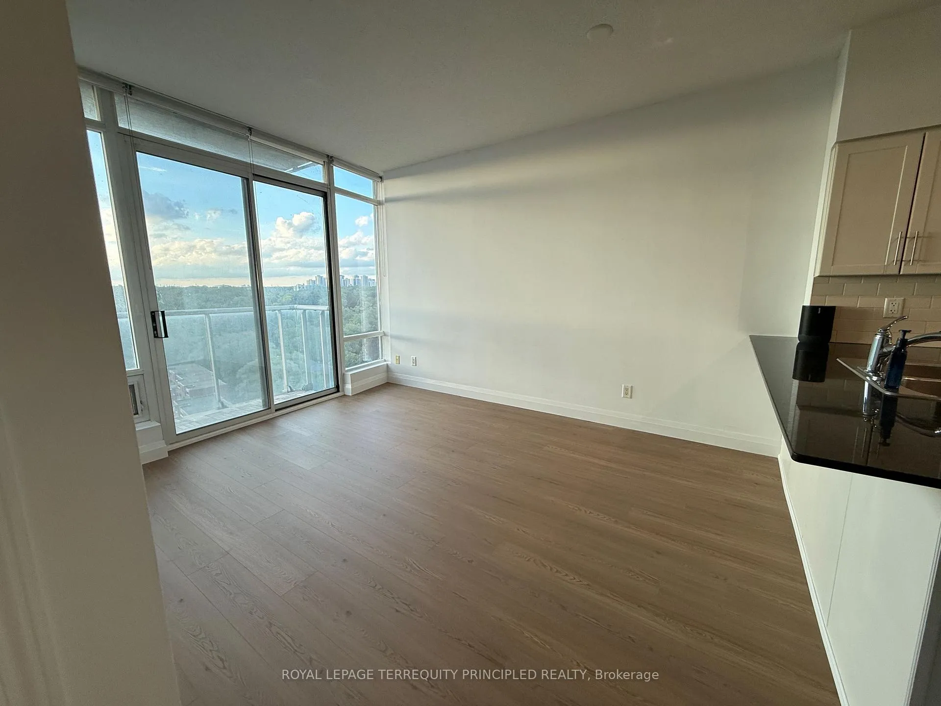Photo 6 of Unit 1403, 15 Windermere Avenue, Toronto, High Park-Swansea — HOMEH