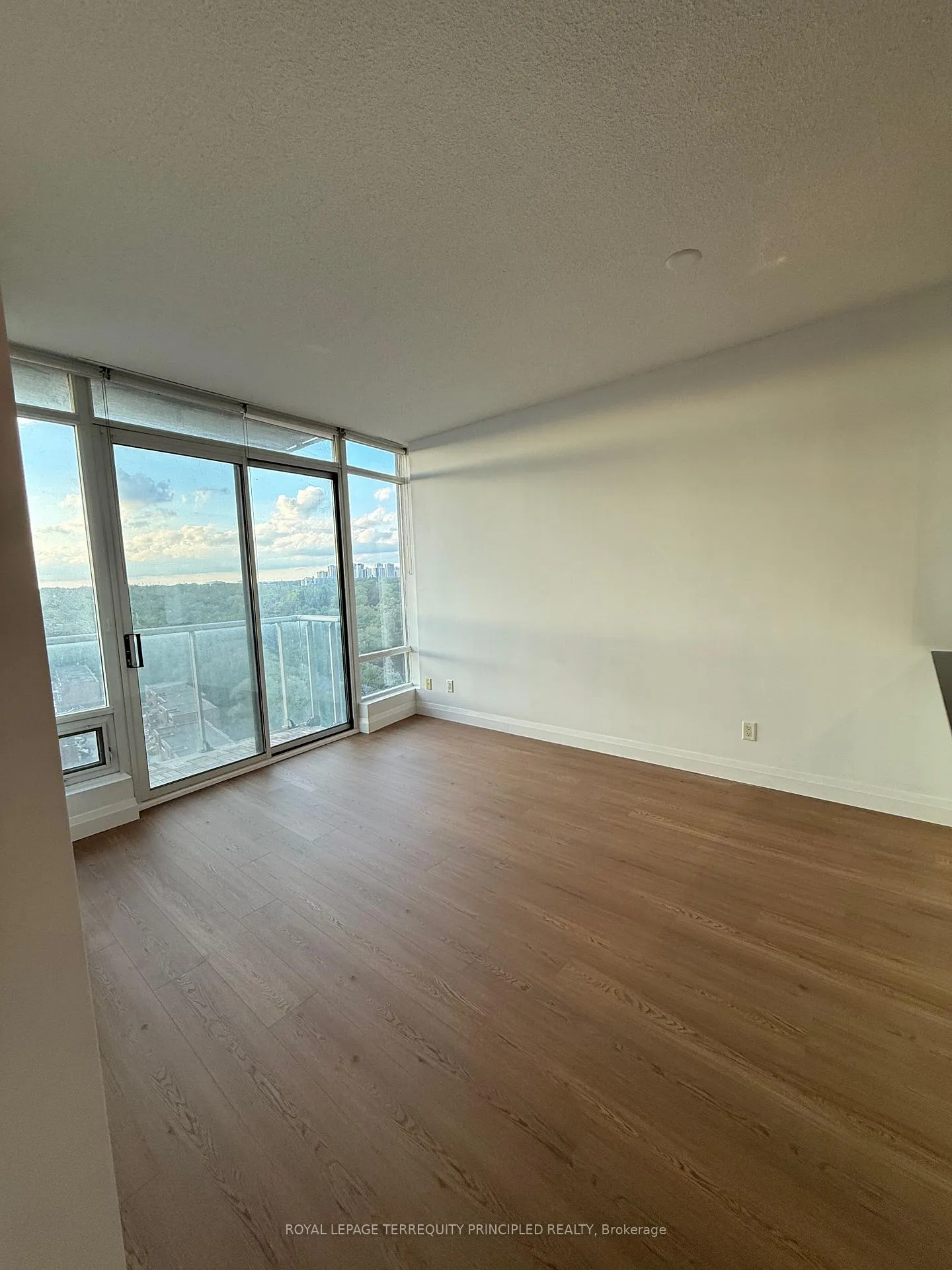 Photo 7 of Unit 1403, 15 Windermere Avenue, Toronto, High Park-Swansea — HOMEH