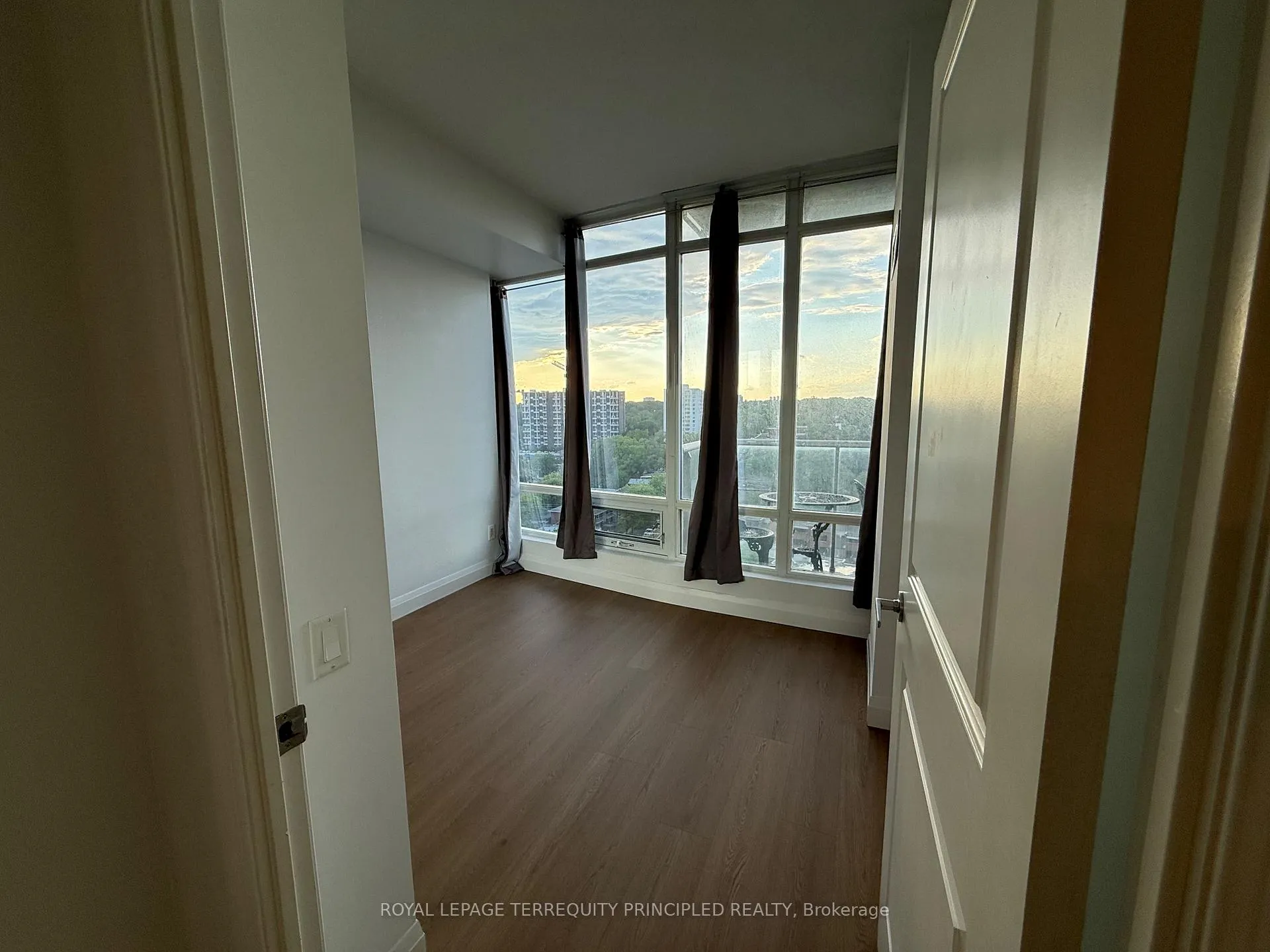 Photo 9 of Unit 1403, 15 Windermere Avenue, Toronto, High Park-Swansea — HOMEH