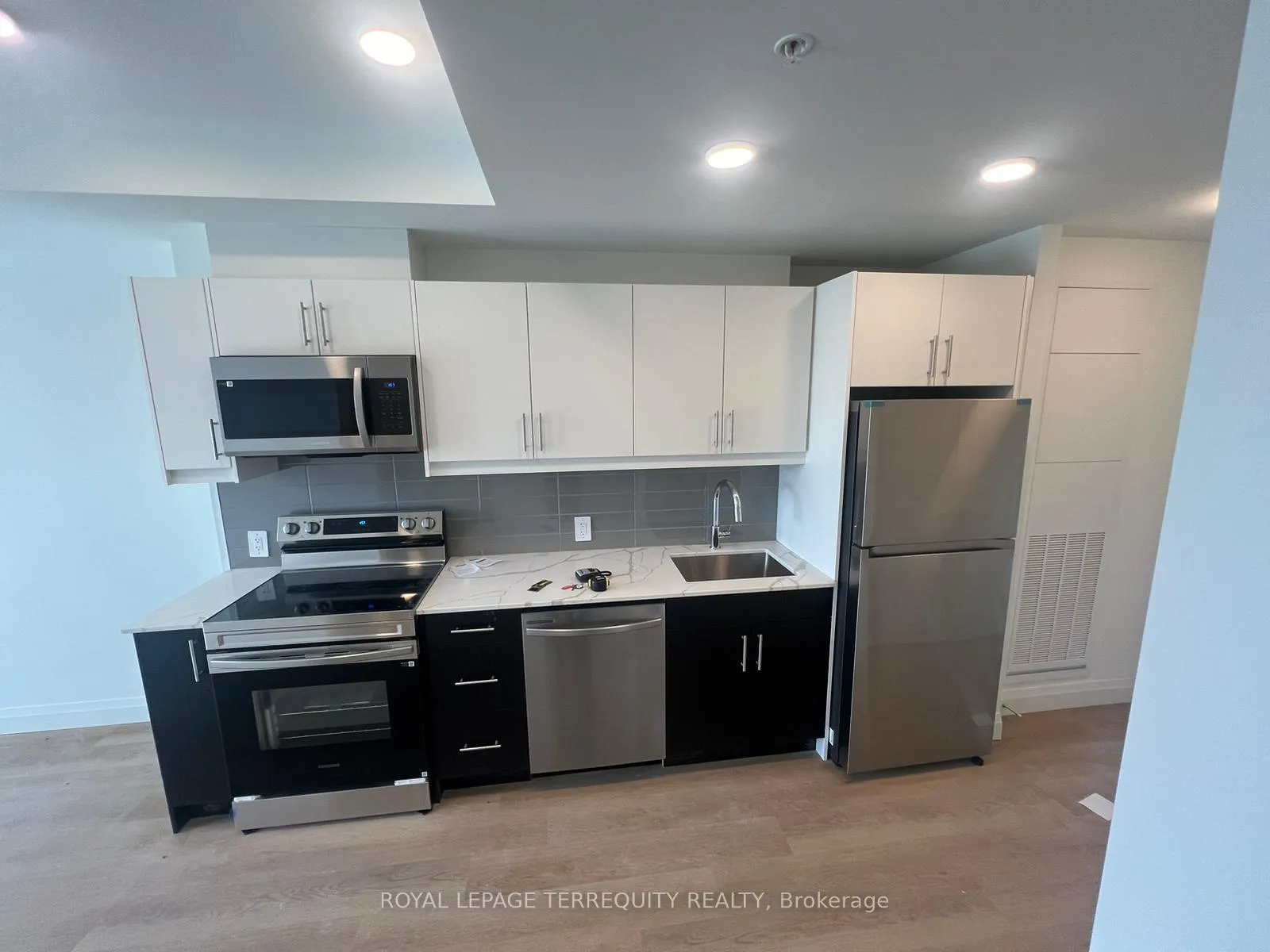 Photo 5 of Unit 501, 1333 Weber Street E, Kitchener, Stanley Park — HOMEH