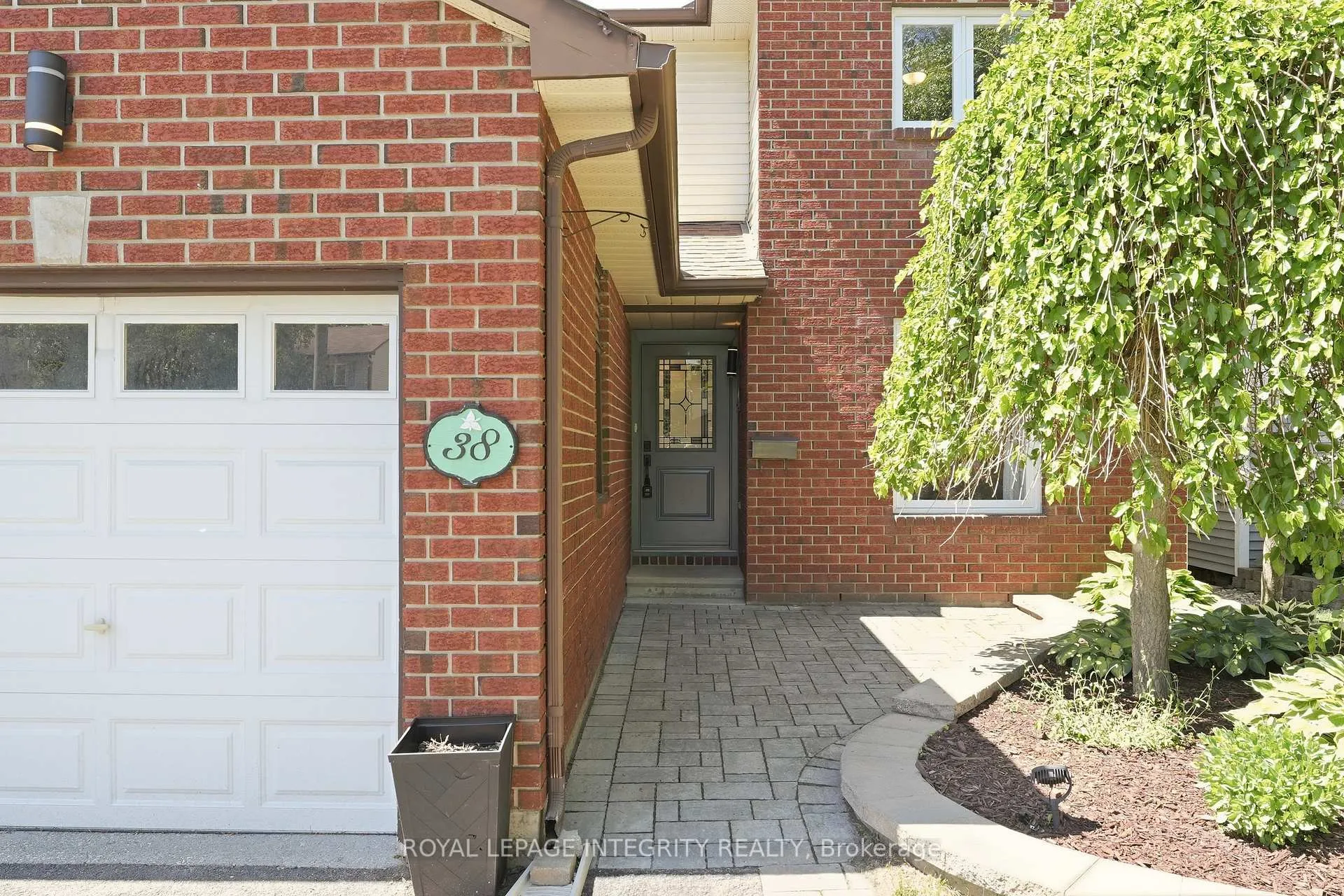 Photo 3 of 38 Victor Street, Ottawa, Stittsville (Central) — HOMEH