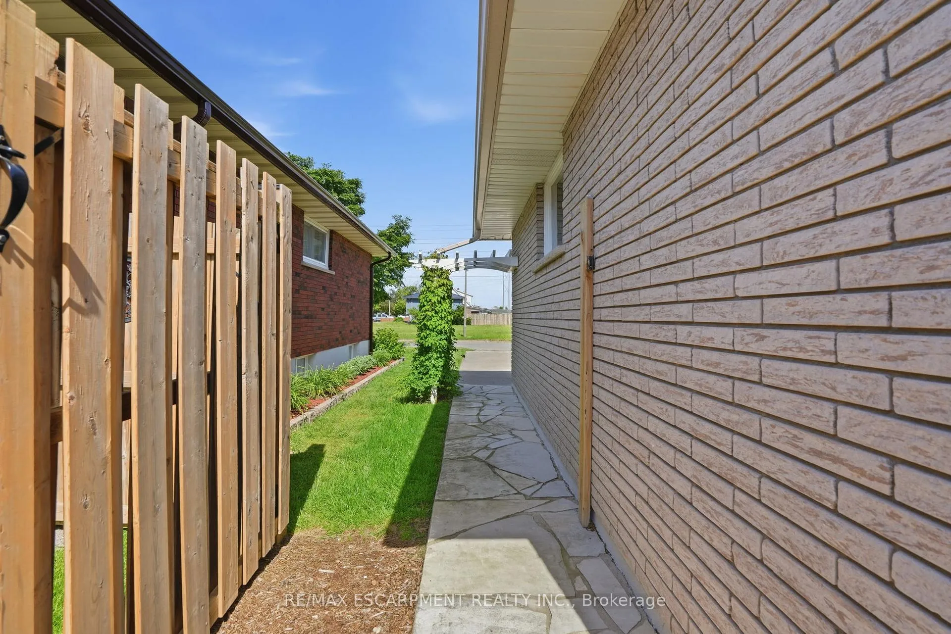 Photo 38 of 92 Watt Avenue, Welland, Lincoln/Crowland — HOMEH