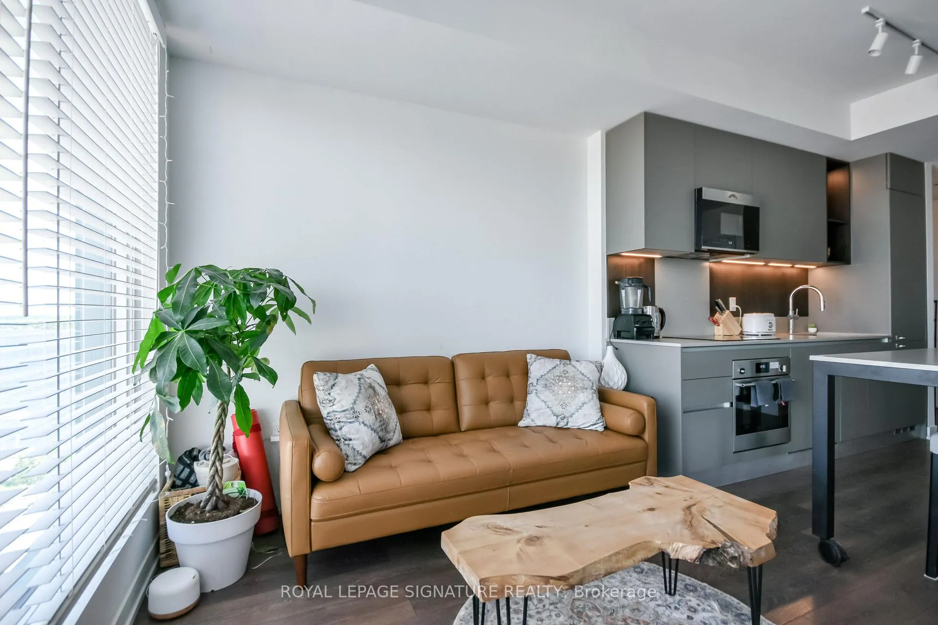 Photo 8 of Unit 1505, 39 Mary Street, Barrie, City Centre — HOMEH