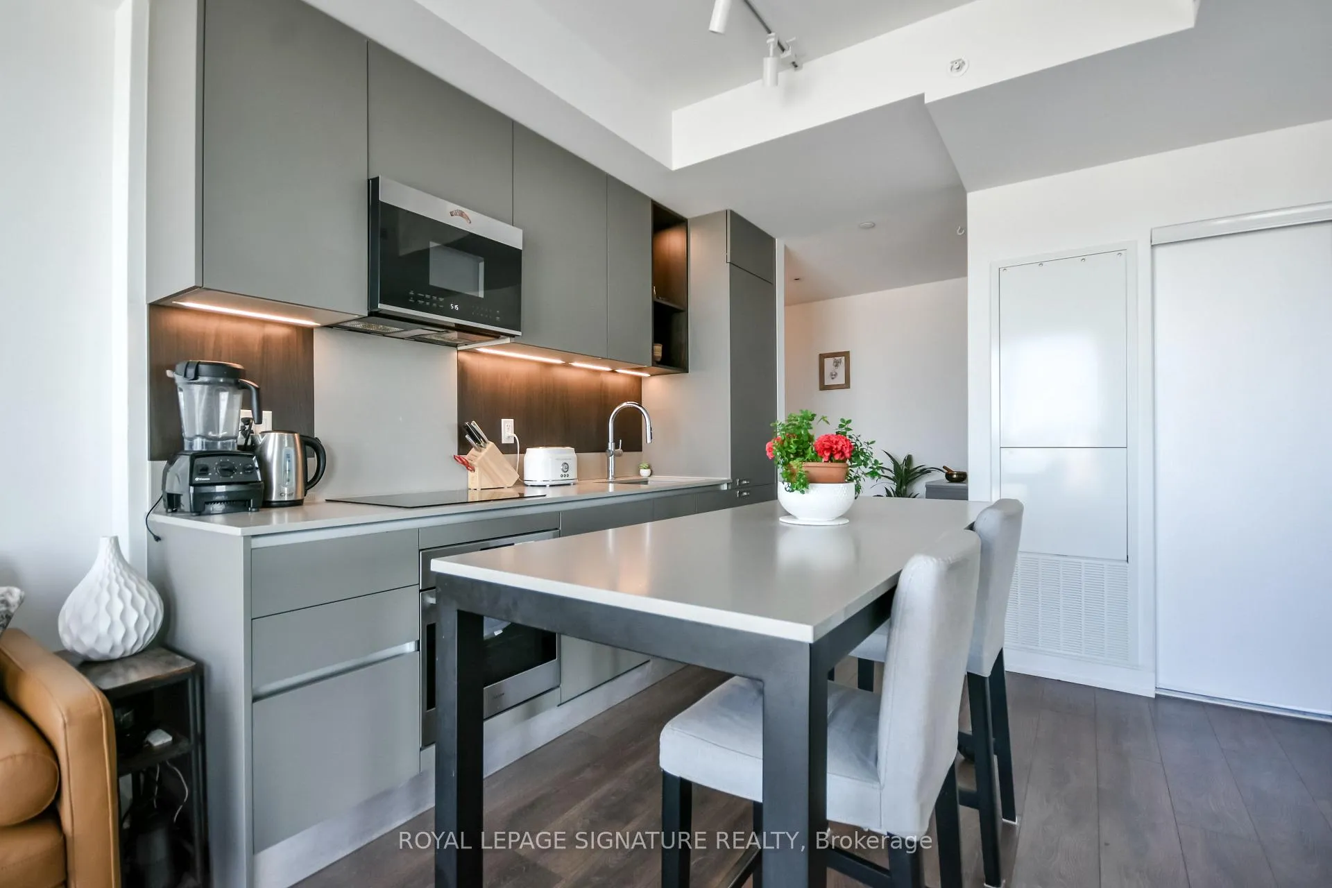 Photo 10 of Unit 1505, 39 Mary Street, Barrie, City Centre — HOMEH