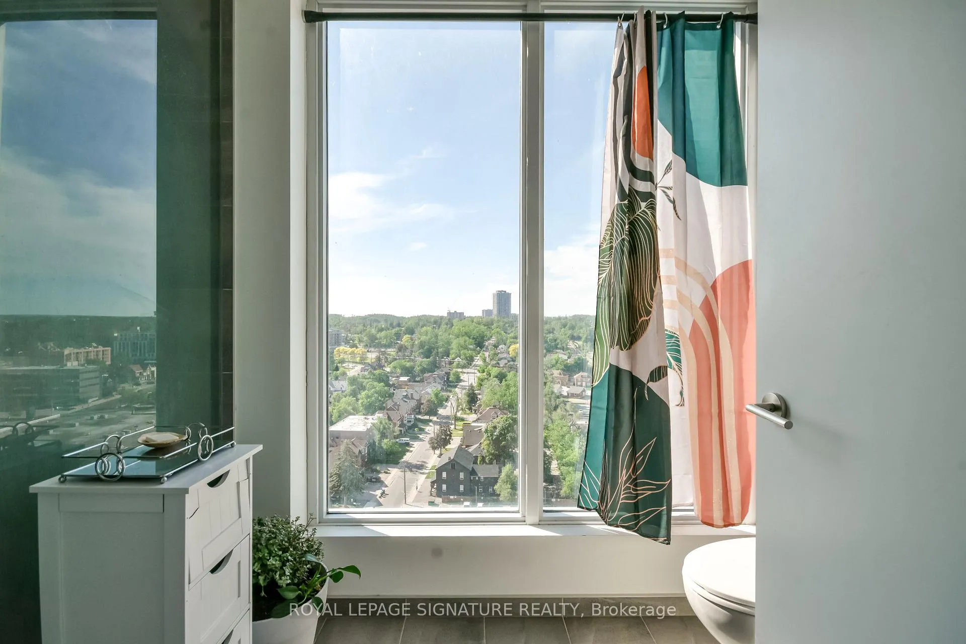 Photo 16 of Unit 1505, 39 Mary Street, Barrie, City Centre — HOMEH