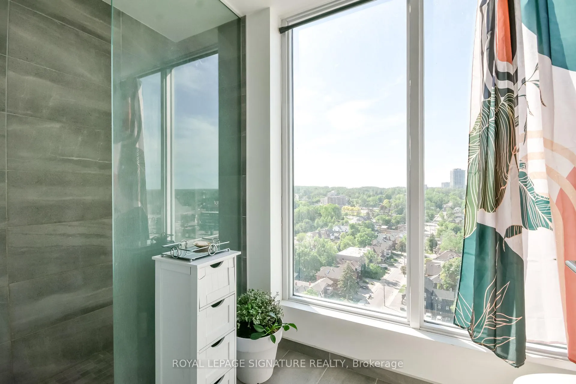 Photo 19 of Unit 1505, 39 Mary Street, Barrie, City Centre — HOMEH