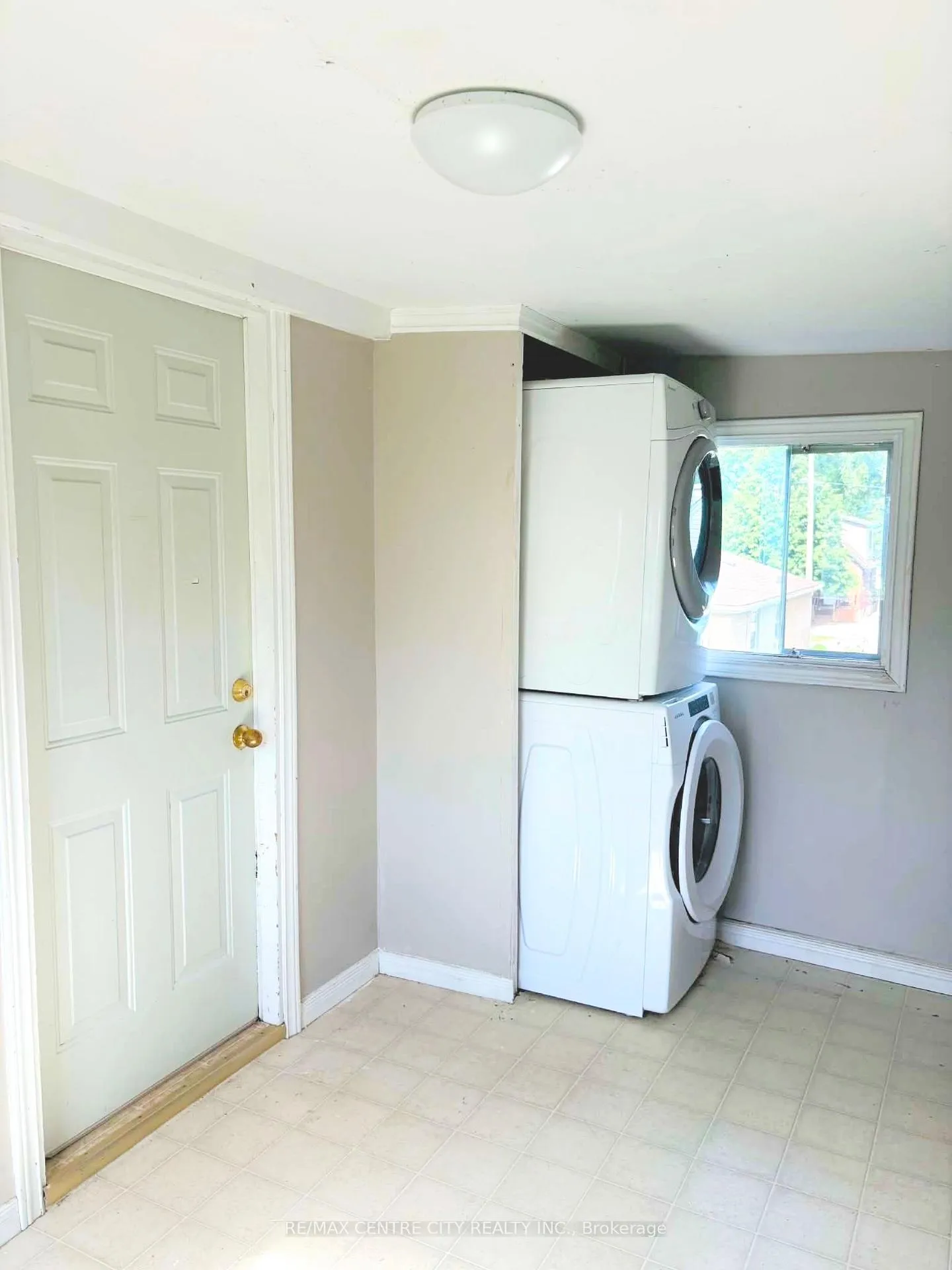 Front of Unit Upper, 31 Langarth Street W