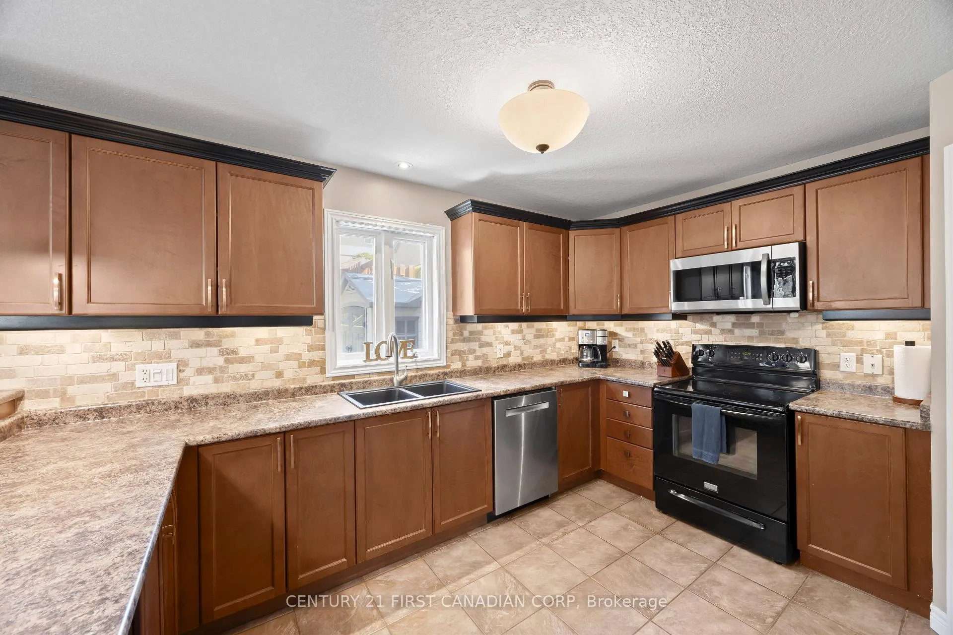 Photo 17 of 1204 Meadowvale Drive, London, South K — HOMEH