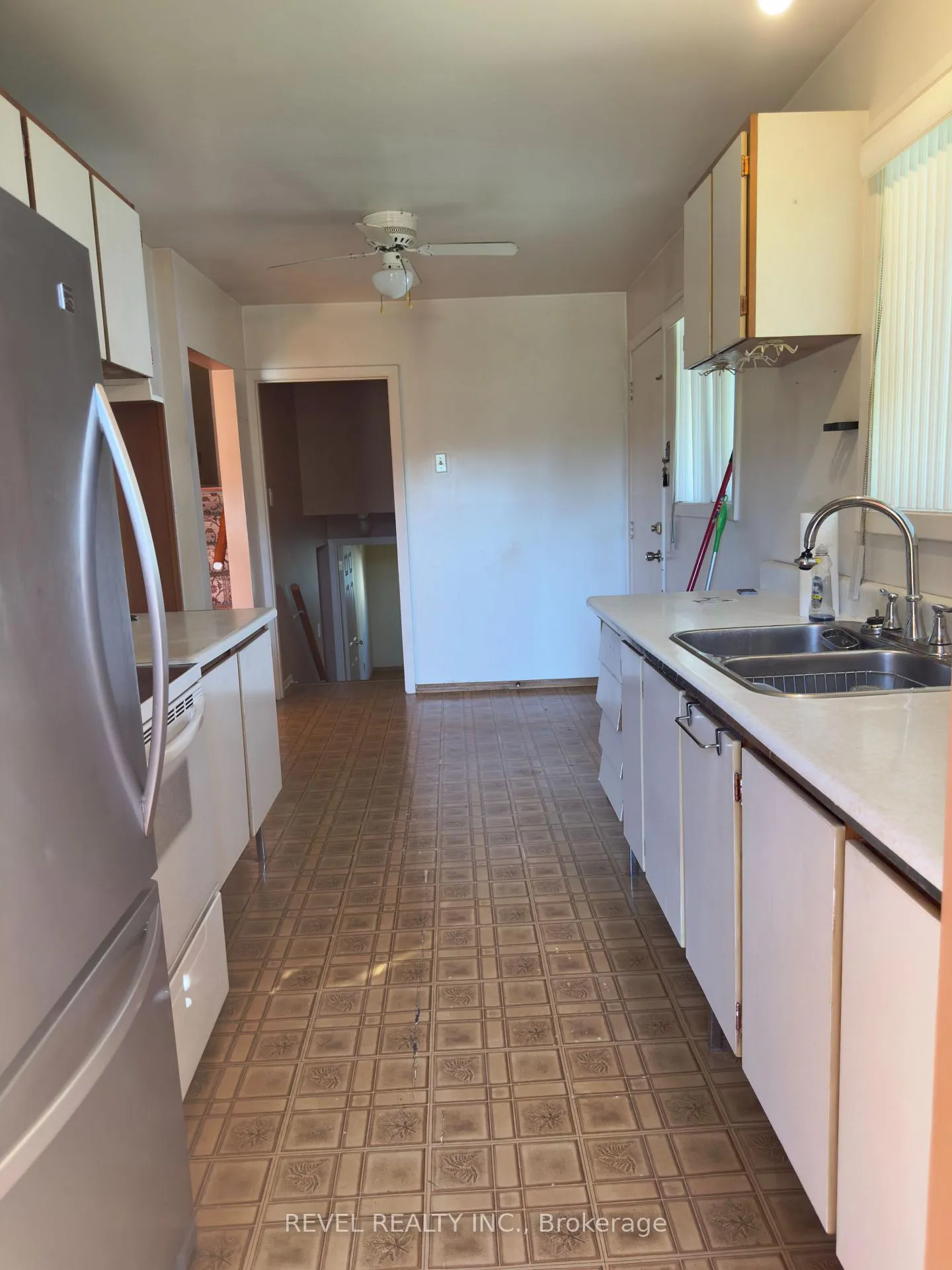 Photo 3 of 869 Douglas Avenue, Pickering, Bay Ridges — HOMEH