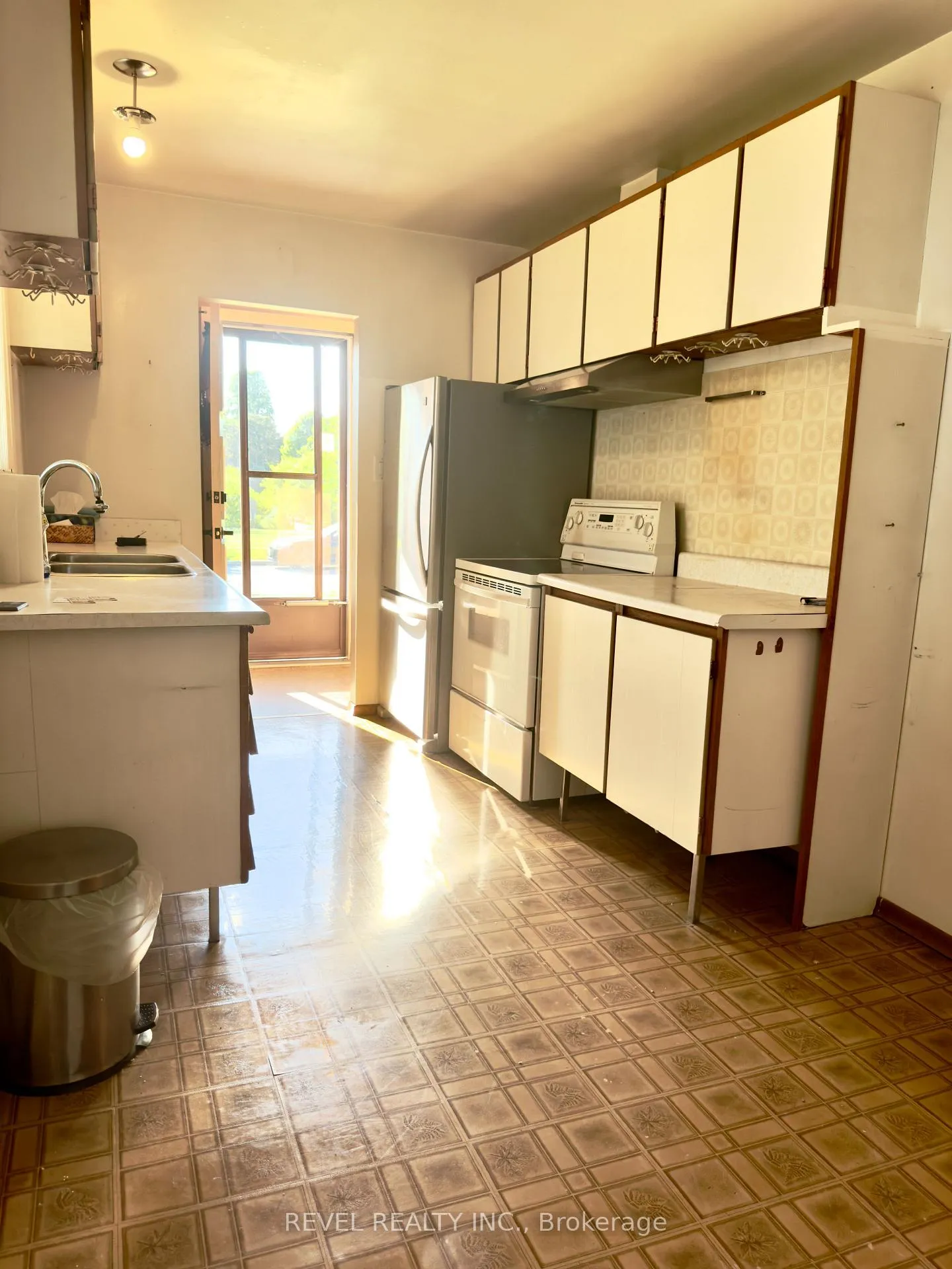 Photo 4 of 869 Douglas Avenue, Pickering, Bay Ridges — HOMEH