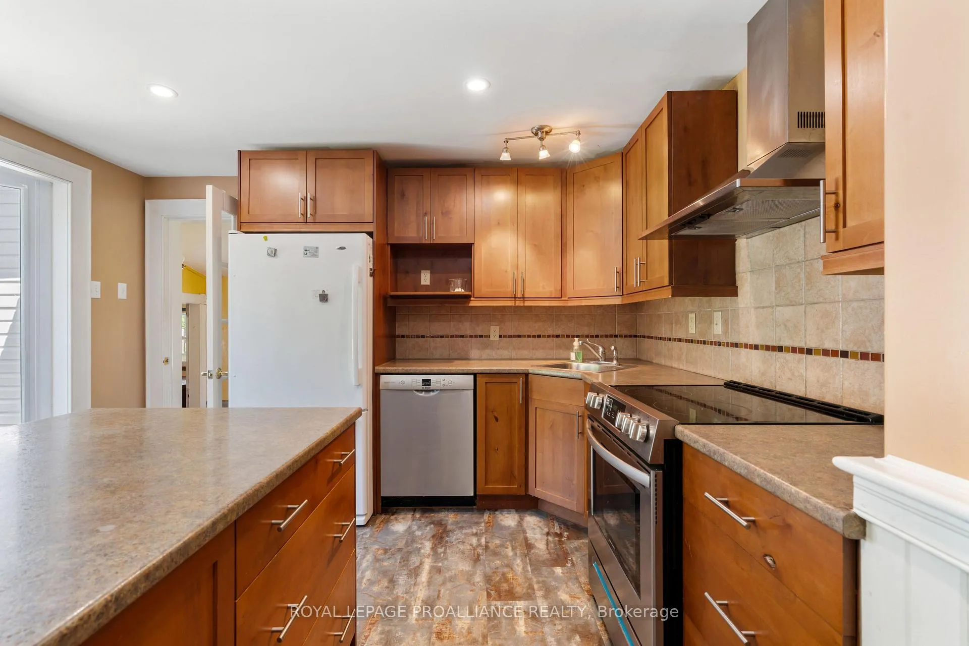 Photo 17 of 568 James Street W, Prescott — HOMEH