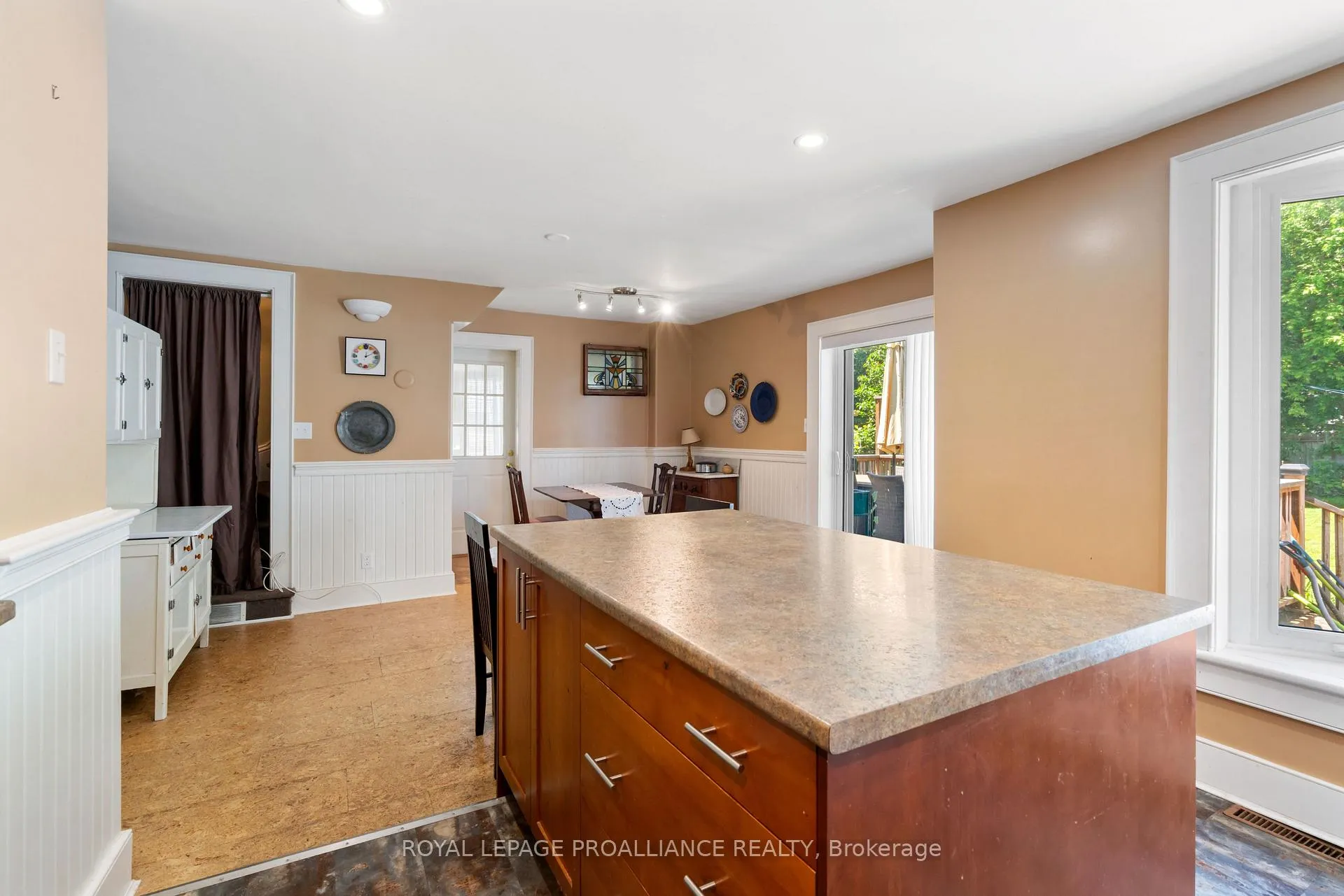 Photo 19 of 568 James Street W, Prescott — HOMEH