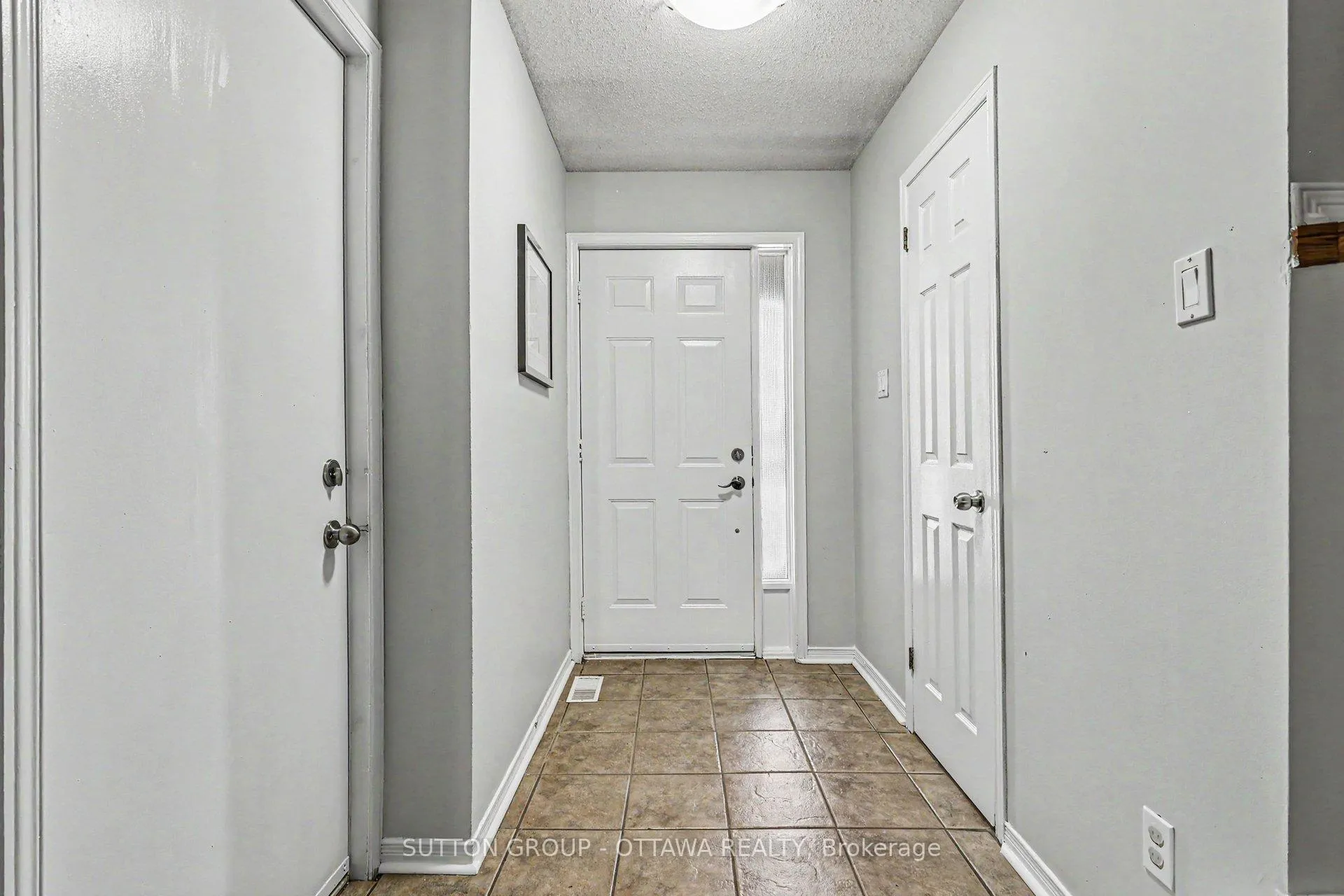 Photo 3 of 80 Burlington Crescent, Ottawa, Hunt Club Park/Greenboro — HOMEH
