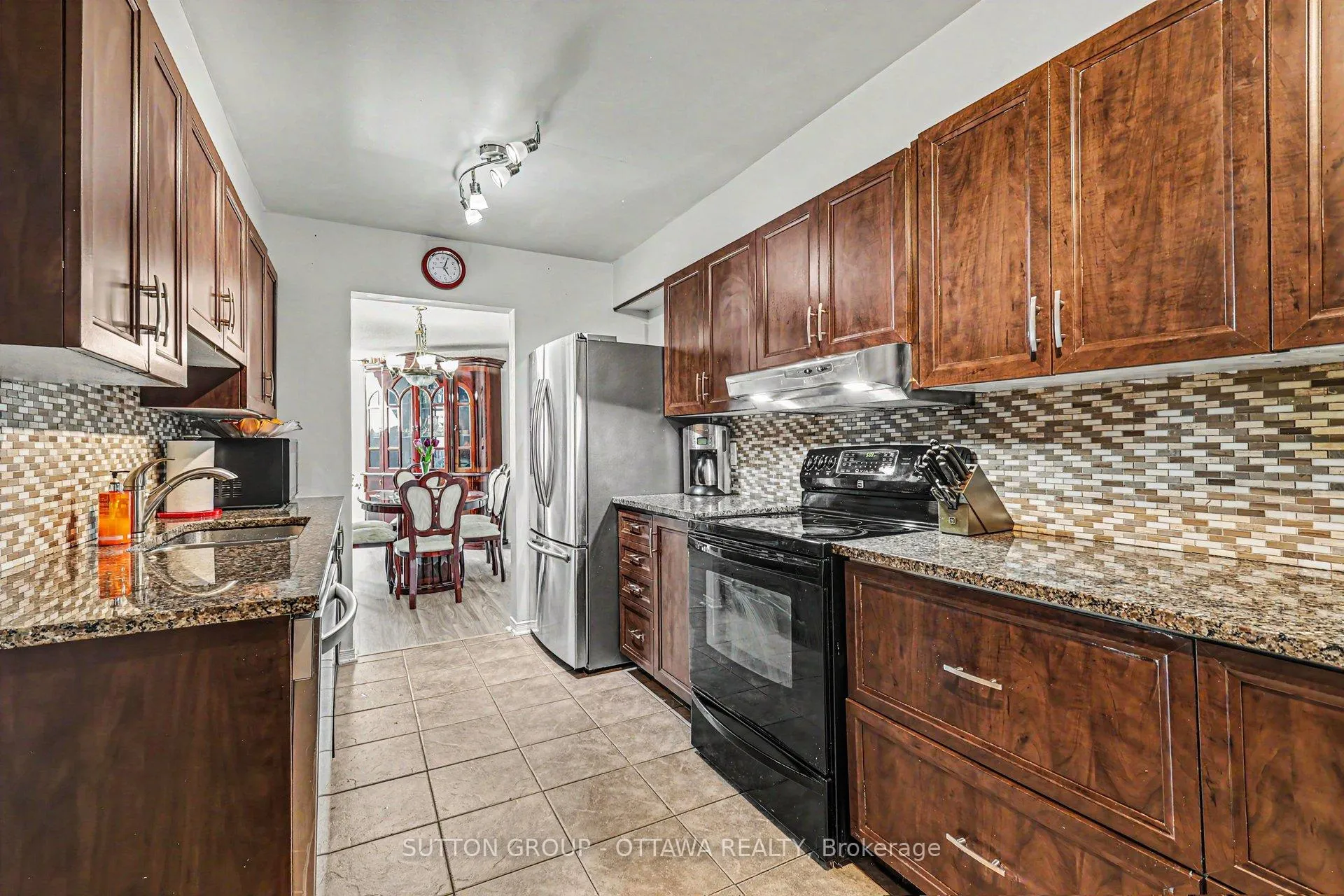 Photo 9 of 80 Burlington Crescent, Ottawa, Hunt Club Park/Greenboro — HOMEH