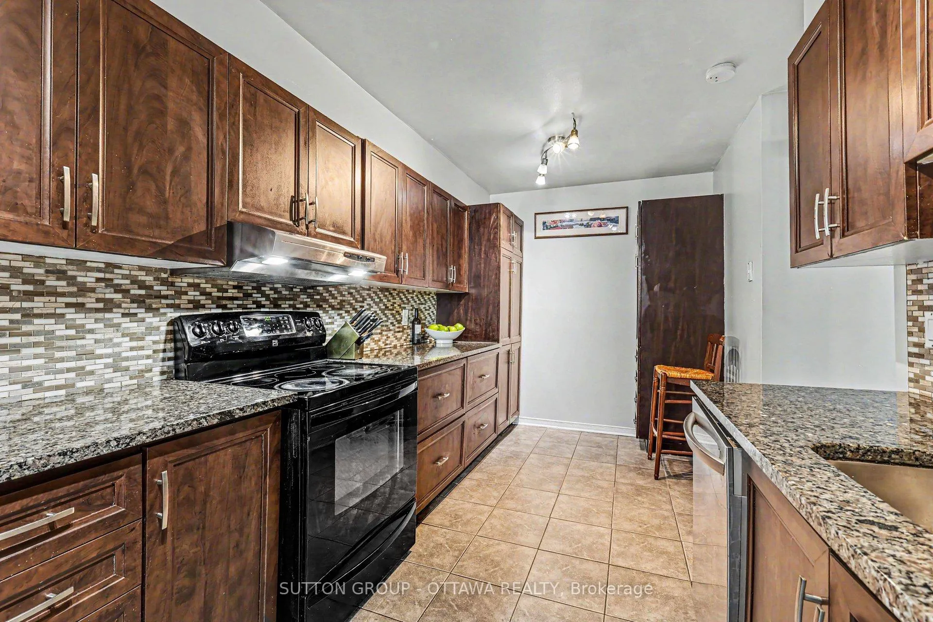 Photo 10 of 80 Burlington Crescent, Ottawa, Hunt Club Park/Greenboro — HOMEH