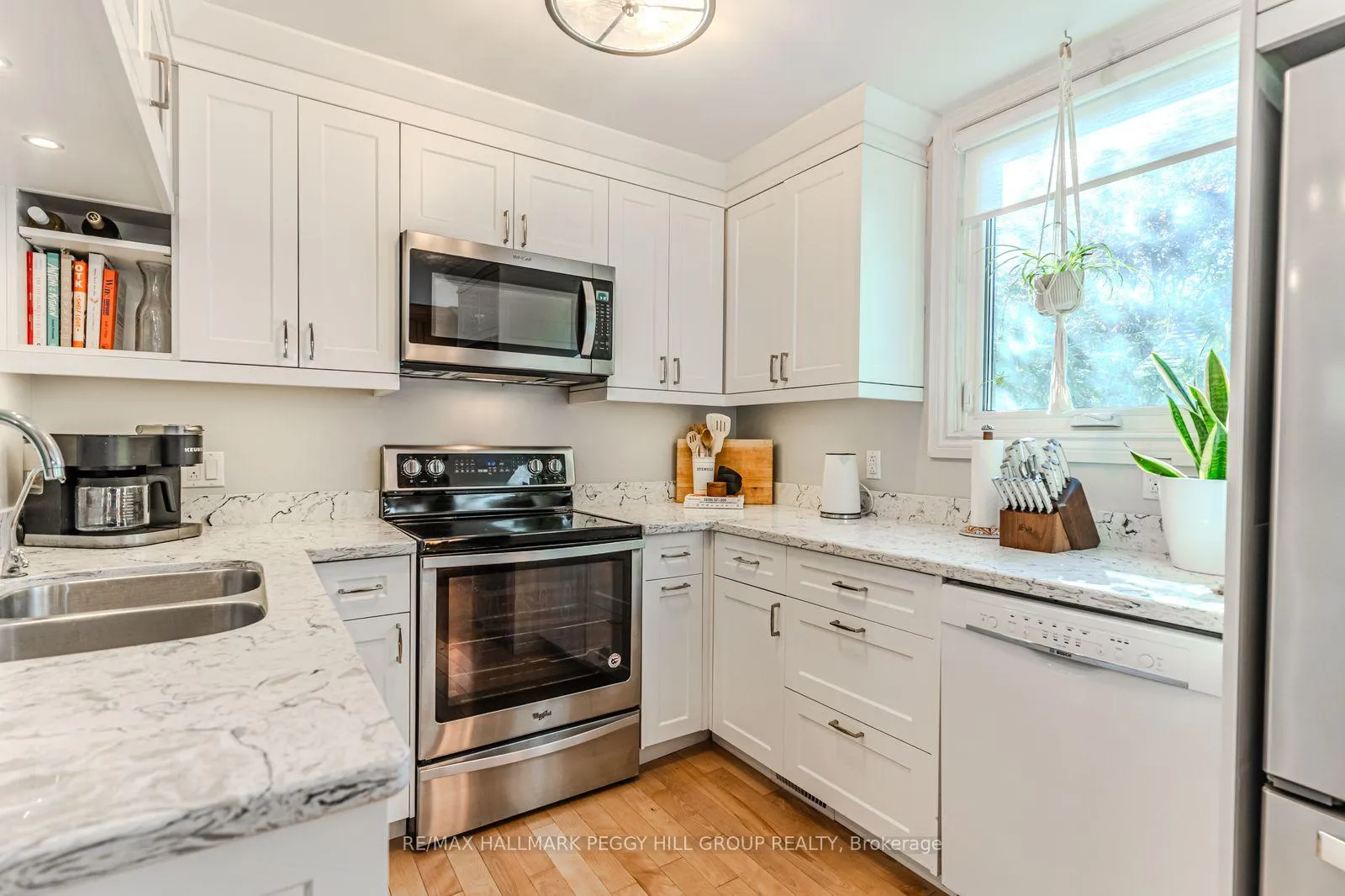 Photo 4 of 10 Holgate Street, Barrie, Allandale — HOMEH