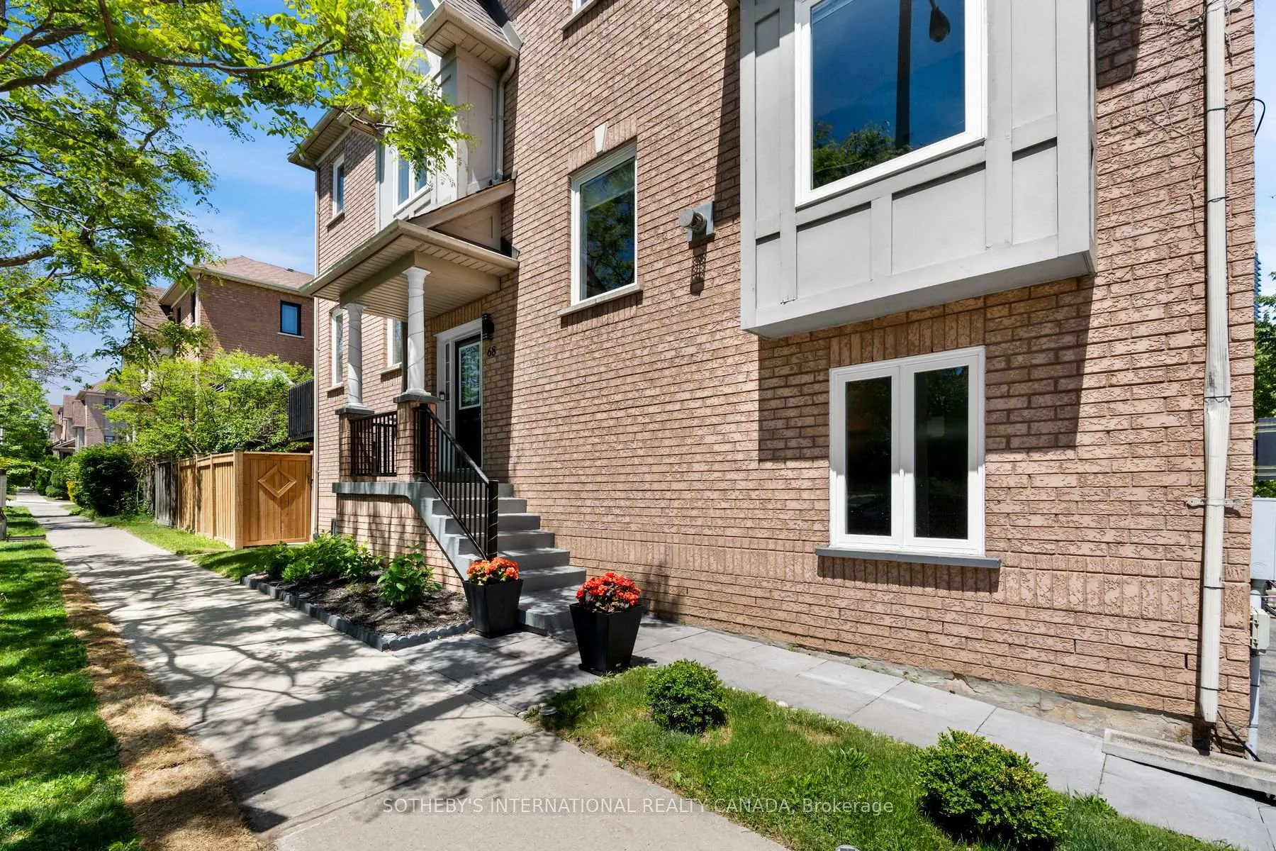 Photo 2 of 68 Harbourview Crescent, Etobicoke, Mimico — HOMEH