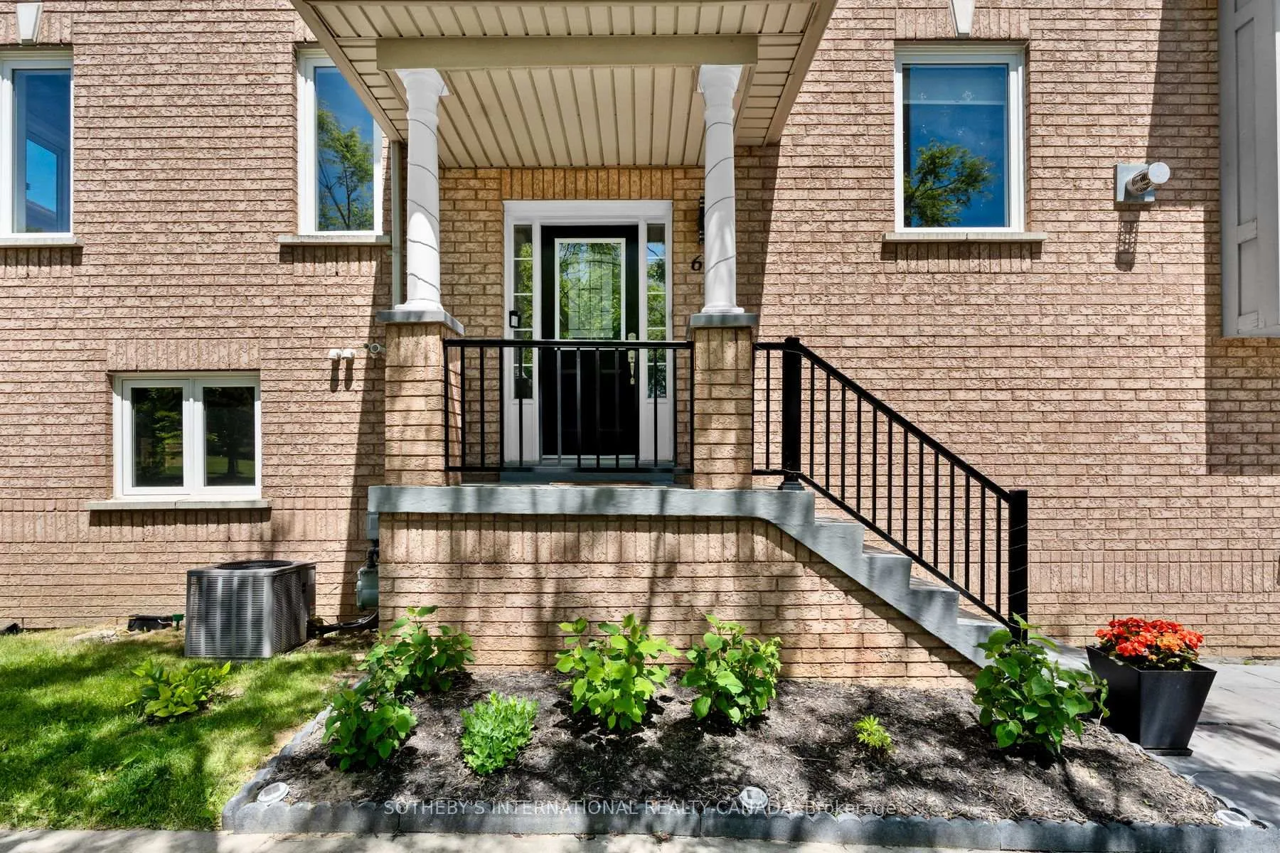 Photo 3 of 68 Harbourview Crescent, Etobicoke, Mimico — HOMEH