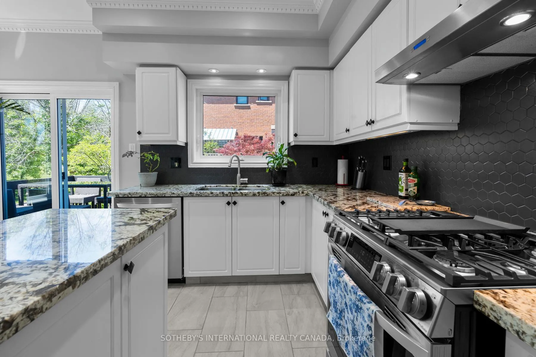 Photo 11 of 68 Harbourview Crescent, Etobicoke, Mimico — HOMEH