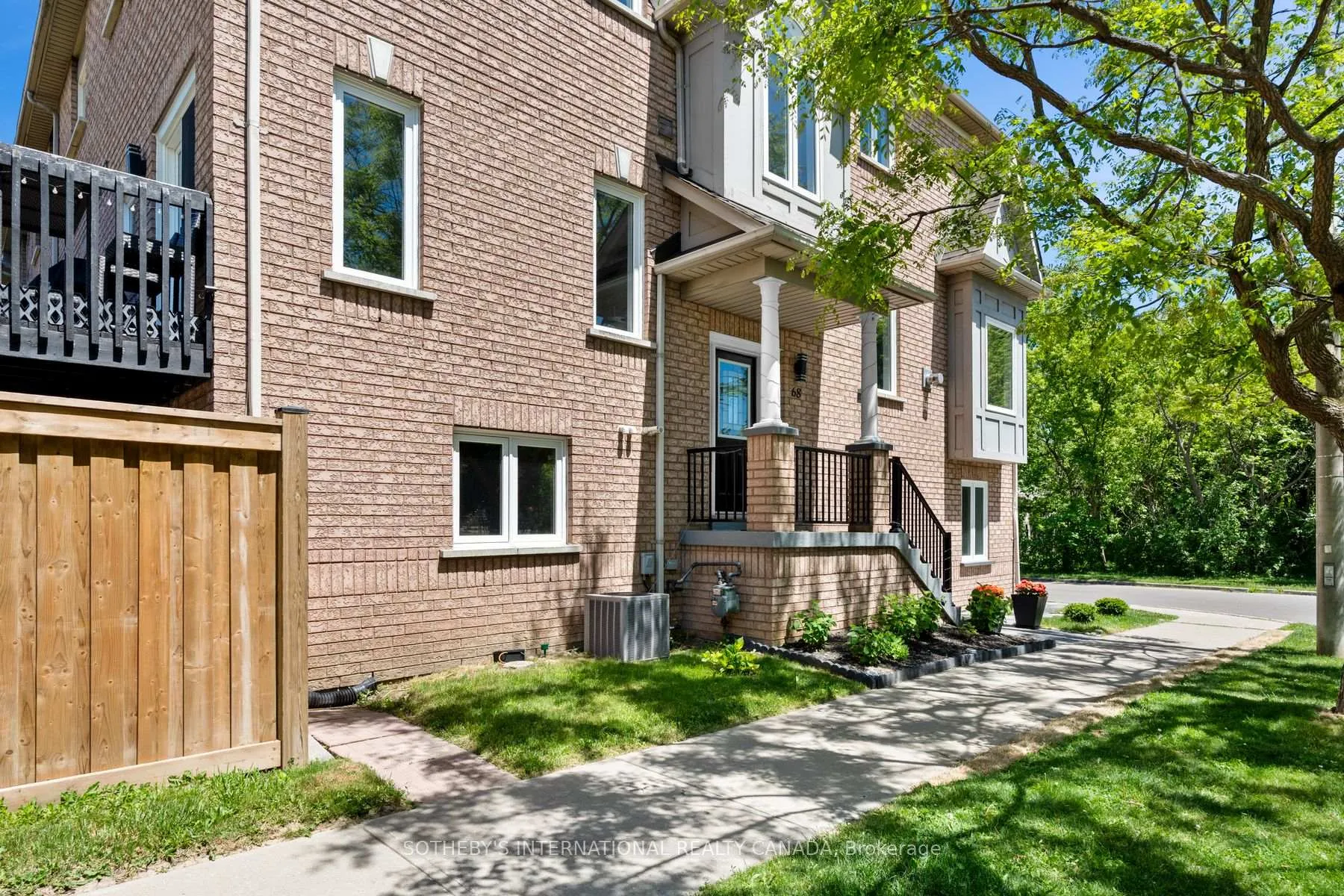 Photo 34 of 68 Harbourview Crescent, Etobicoke, Mimico — HOMEH