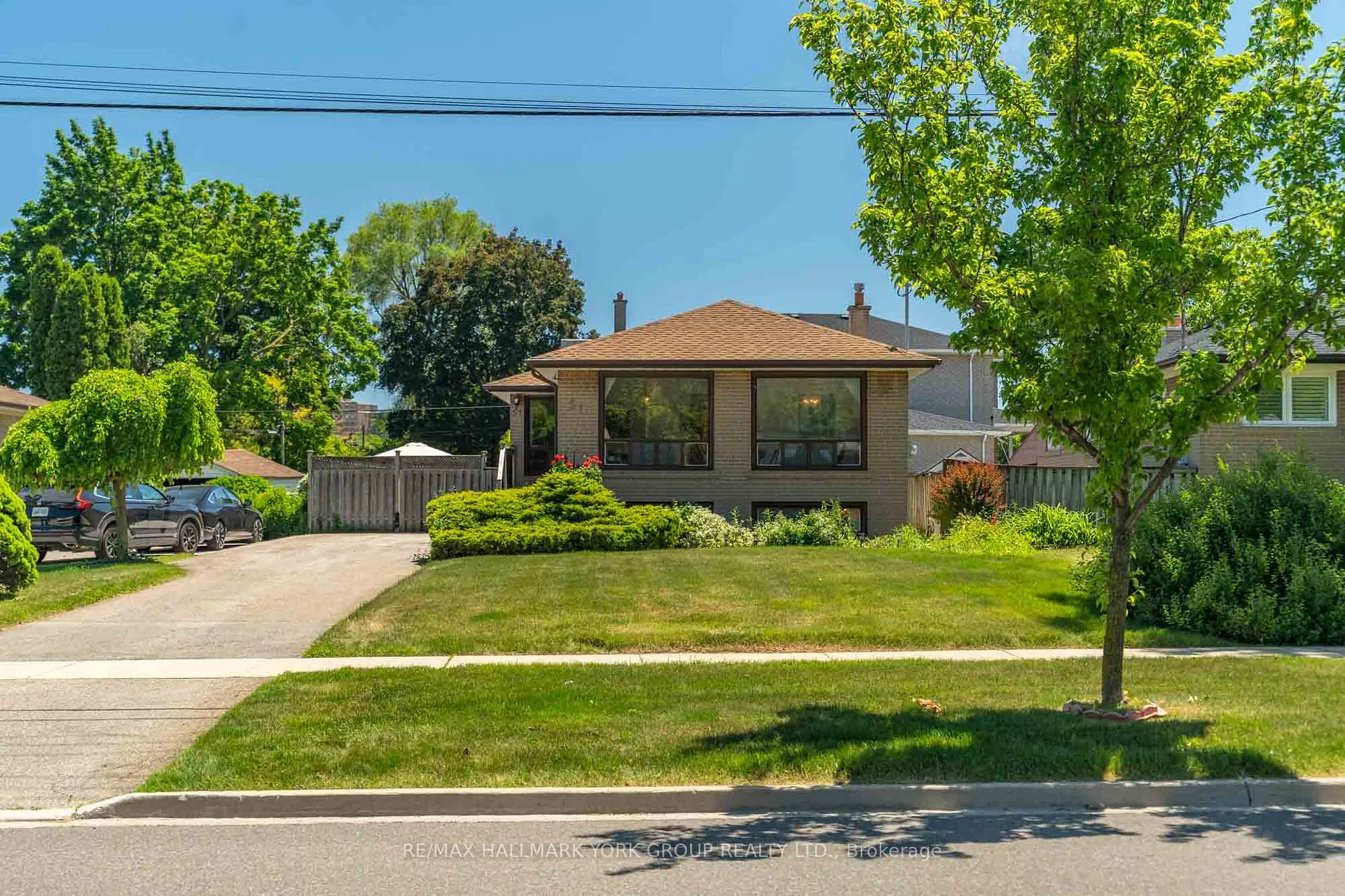 Photo 2 of 51 Eringate Drive, Etobicoke, Eringate-Centennial-West Deane — HOMEH